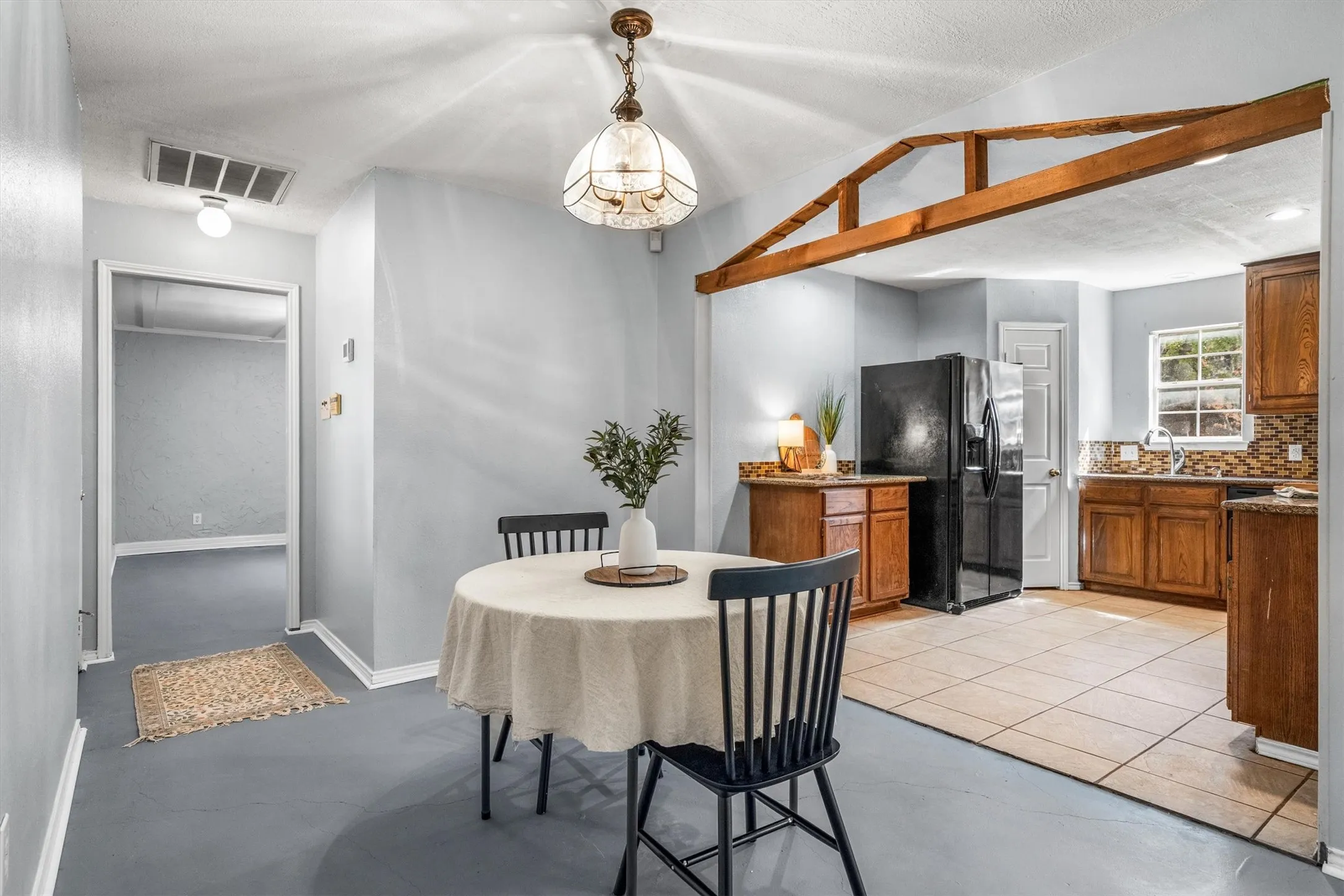 Single Family Residence For Sale in Johnson County , 4117 Matthew Drive, Cleburne, Texas 76031, 4 Bedroom, 3 Bathroom, Garage spaces, 2,346 Sqft, built in 1994, mls#21384069, Real Estate Agent in Cleburne, Homes For Sale in Johnson county, Homes For Sale in Cleburne, Realtor in Cleburne Texas, Real Estate Brokerage Independent Realty Texas, Luminita Cordes Realtor