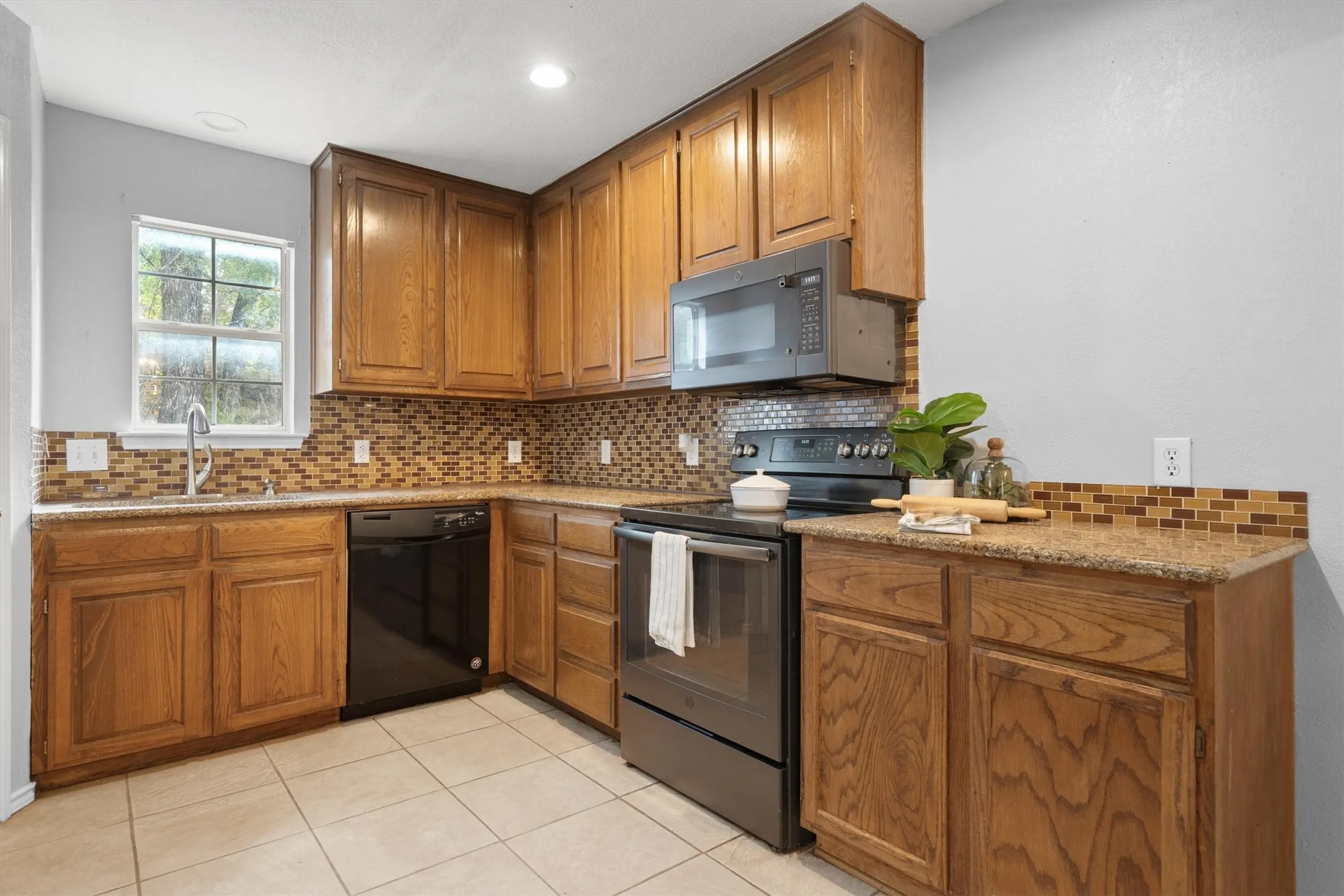 Single Family Residence For Sale in Johnson County , 4117 Matthew Drive, Cleburne, Texas 76031, 4 Bedroom, 3 Bathroom, Garage spaces, 2,346 Sqft, built in 1994, mls#21384069, Real Estate Agent in Cleburne, Homes For Sale in Johnson county, Homes For Sale in Cleburne, Realtor in Cleburne Texas, Real Estate Brokerage Independent Realty Texas, Luminita Cordes Realtor
