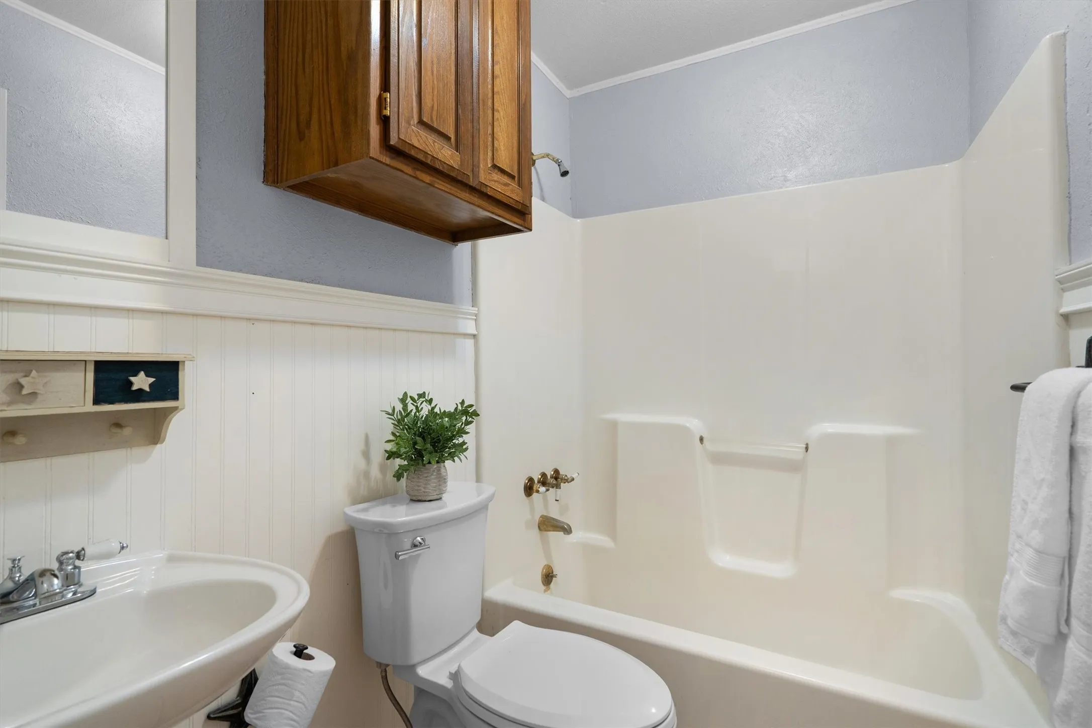 Single Family Residence For Sale in Johnson County , 4117 Matthew Drive, Cleburne, Texas 76031, 4 Bedroom, 3 Bathroom, Garage spaces, 2,346 Sqft, built in 1994, mls#21384069, Real Estate Agent in Cleburne, Homes For Sale in Johnson county, Homes For Sale in Cleburne, Realtor in Cleburne Texas, Real Estate Brokerage Independent Realty Texas, Luminita Cordes Realtor