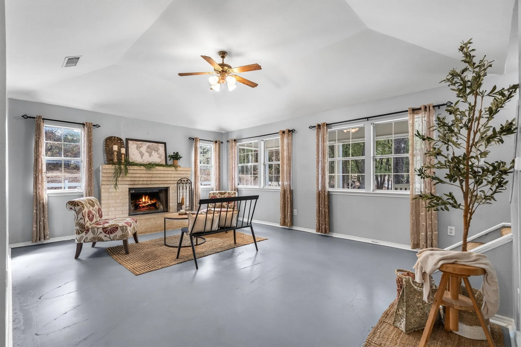 Single Family Residence For Sale in Johnson County , 4117 Matthew Drive, Cleburne, Texas 76031, 4 Bedroom, 3 Bathroom, Garage spaces, 2,346 Sqft, built in 1994, mls#21384069, Real Estate Agent in Cleburne, Homes For Sale in Johnson county, Homes For Sale in Cleburne, Realtor in Cleburne Texas, Real Estate Brokerage Independent Realty Texas, Luminita Cordes Realtor