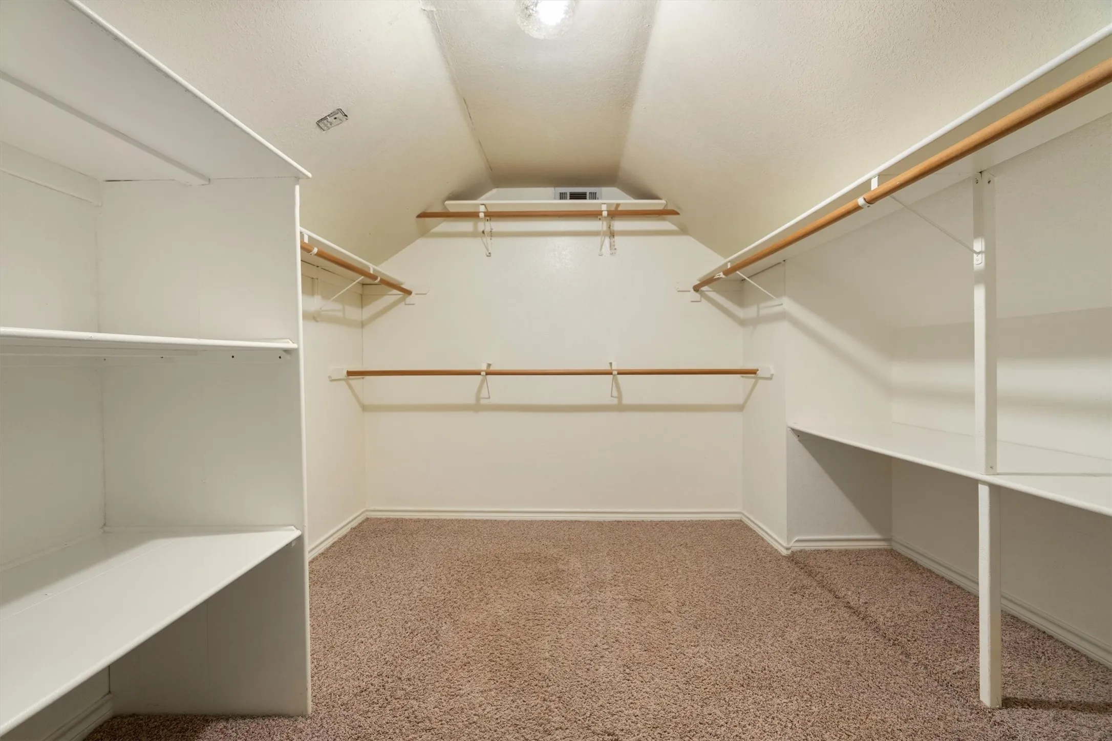 Single Family Residence For Sale in Johnson County , 4117 Matthew Drive, Cleburne, Texas 76031, 4 Bedroom, 3 Bathroom, Garage spaces, 2,346 Sqft, built in 1994, mls#21384069, Real Estate Agent in Cleburne, Homes For Sale in Johnson county, Homes For Sale in Cleburne, Realtor in Cleburne Texas, Real Estate Brokerage Independent Realty Texas, Luminita Cordes Realtor