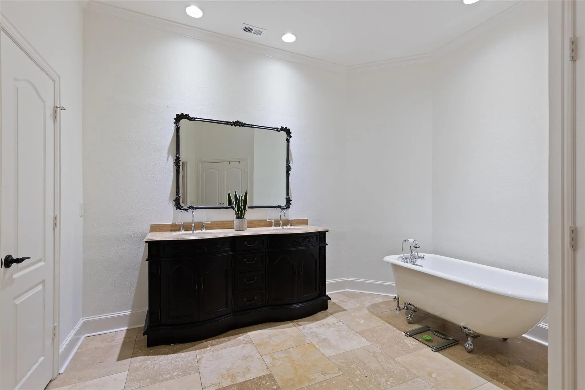 Single Family Residence For Rent in Collin County , 5915 Willow Wood Lane, Dallas, Texas 75252, 3 Bedroom, 3 Bathroom, 2 Garage spaces, 2,297 Sqft, built in 1995, mls#21389736, Real Estate Agent in Dallas, Homes For Rent in Collin county, Homes For Rent in Dallas, Realtor in Dallas Texas, Real Estate Brokerage Independent Realty Texas, Luminita Cordes Realtor