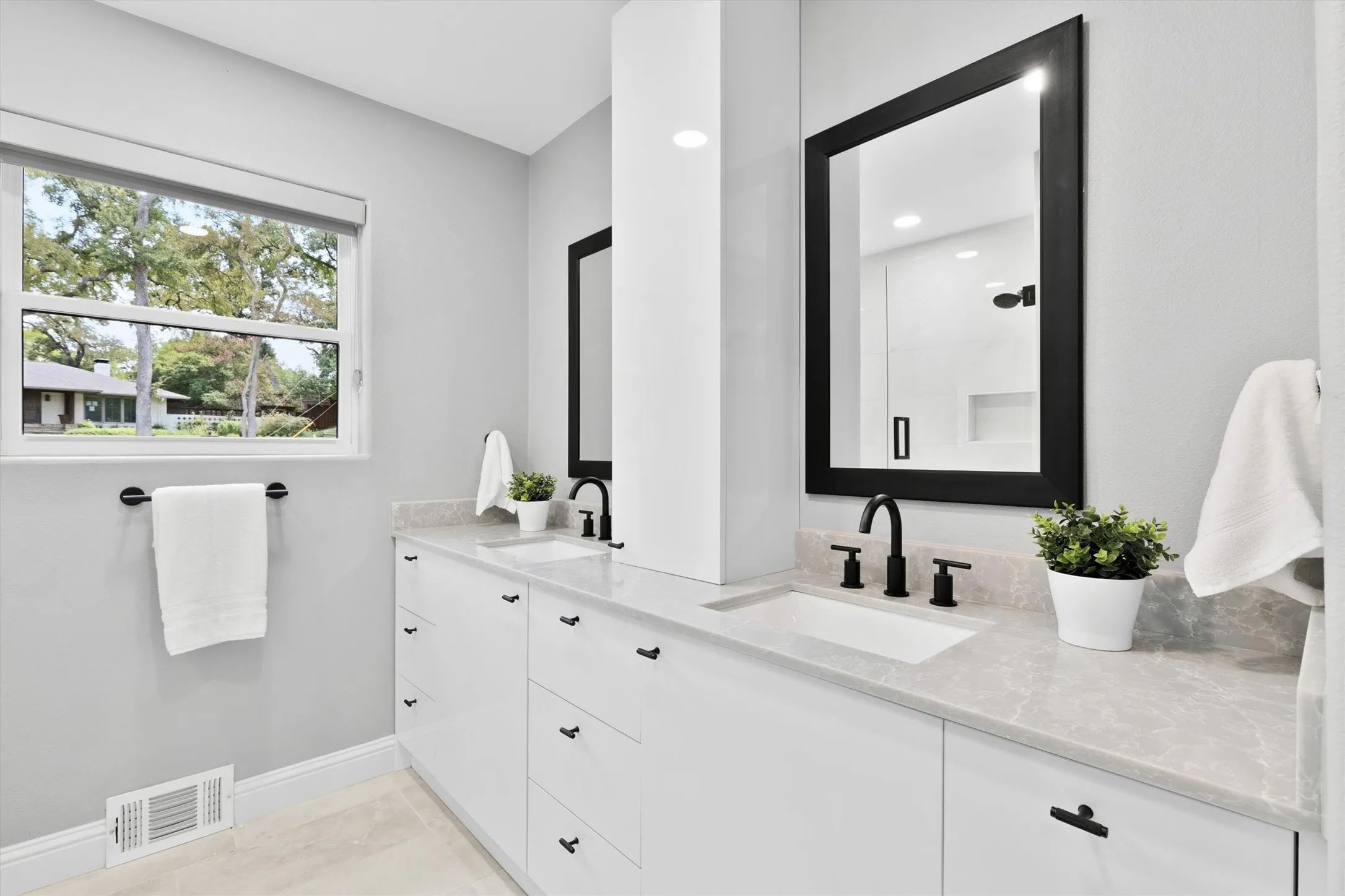 Single Family Residence For Rent in Dallas County , 11752 Valleydale Drive, Dallas, Texas 75230, 6 Bedroom, 5 Bathroom, 2 Garage spaces, 5,271 Sqft, built in 1956, mls#21390982, Real Estate Agent in Dallas, Homes For Rent in Dallas county, Homes For Rent in Dallas, Realtor in Dallas Texas, Real Estate Brokerage Independent Realty Texas, Luminita Cordes Realtor
