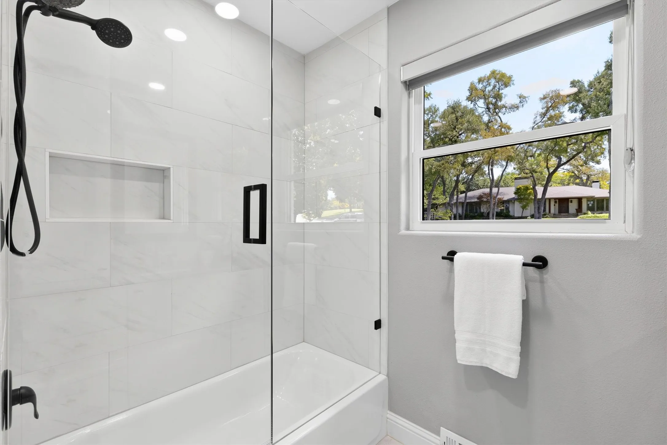 Single Family Residence For Rent in Dallas County , 11752 Valleydale Drive, Dallas, Texas 75230, 6 Bedroom, 5 Bathroom, 2 Garage spaces, 5,271 Sqft, built in 1956, mls#21390982, Real Estate Agent in Dallas, Homes For Rent in Dallas county, Homes For Rent in Dallas, Realtor in Dallas Texas, Real Estate Brokerage Independent Realty Texas, Luminita Cordes Realtor