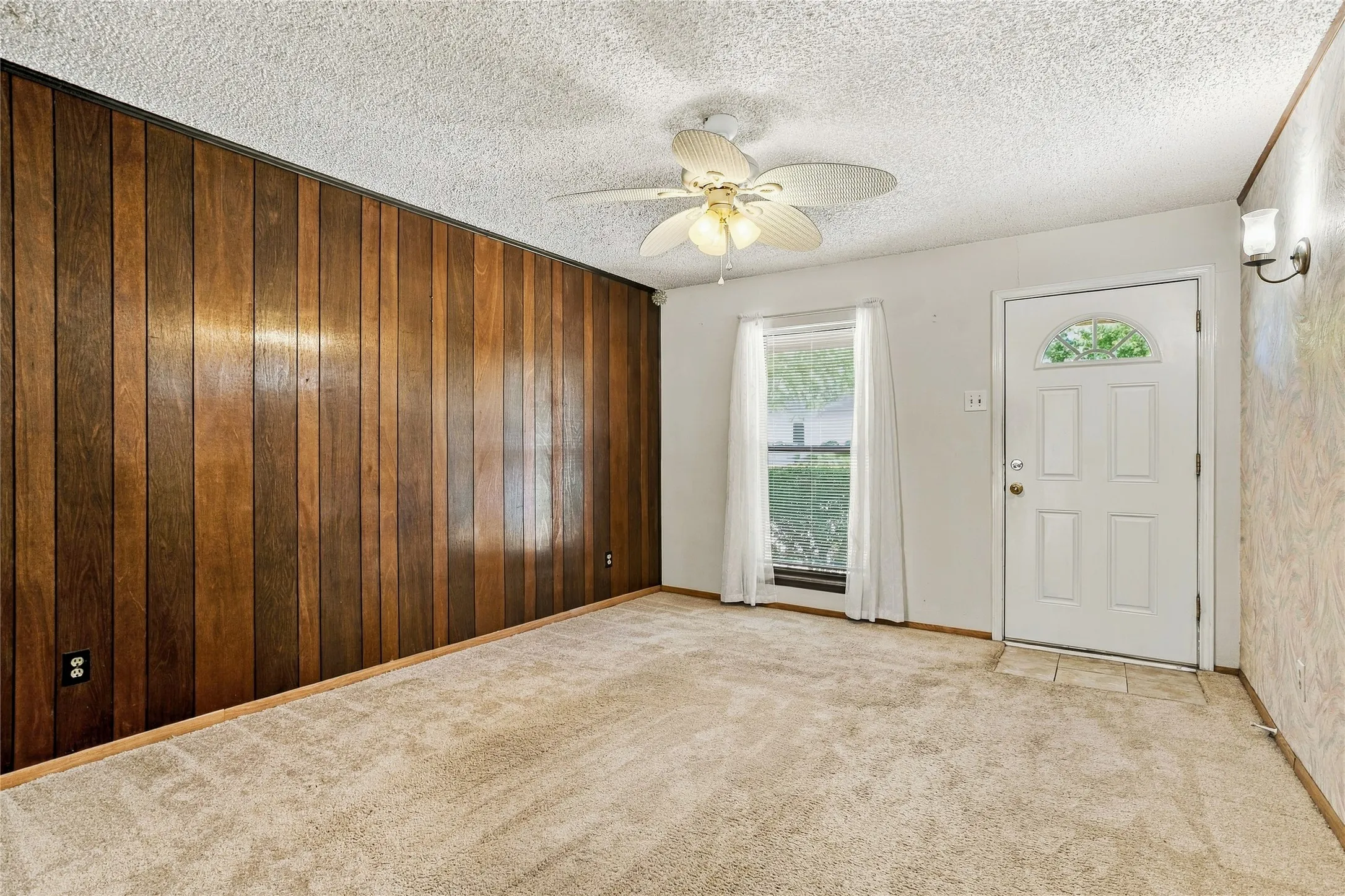 Single Family Residence For Sale in Dallas County , 5434 Laredo Lane, Garland, Texas 75043, 4 Bedroom, 2 Bathroom, Garage spaces, 1,750 Sqft, built in 1971, mls#21390976, Real Estate Agent in Garland, Homes For Sale in Dallas county, Homes For Sale in Garland, Realtor in Garland Texas, Real Estate Brokerage Independent Realty Texas, Luminita Cordes Realtor