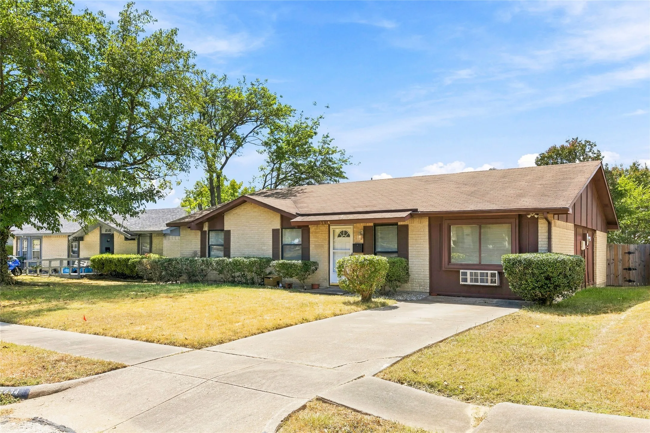 Single Family Residence For Sale in Dallas County , 5434 Laredo Lane, Garland, Texas 75043, 4 Bedroom, 2 Bathroom, Garage spaces, 1,750 Sqft, built in 1971, mls#21390976, Real Estate Agent in Garland, Homes For Sale in Dallas county, Homes For Sale in Garland, Realtor in Garland Texas, Real Estate Brokerage Independent Realty Texas, Luminita Cordes Realtor