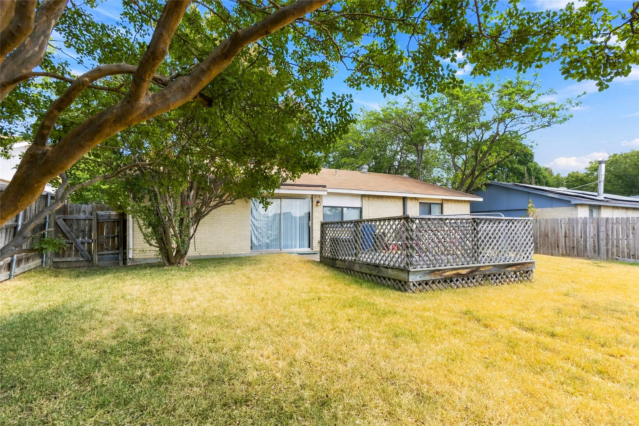 Single Family Residence For Sale in Dallas County , 5434 Laredo Lane, Garland, Texas 75043, 4 Bedroom, 2 Bathroom, Garage spaces, 1,750 Sqft, built in 1971, mls#21390976, Real Estate Agent in Garland, Homes For Sale in Dallas county, Homes For Sale in Garland, Realtor in Garland Texas, Real Estate Brokerage Independent Realty Texas, Luminita Cordes Realtor