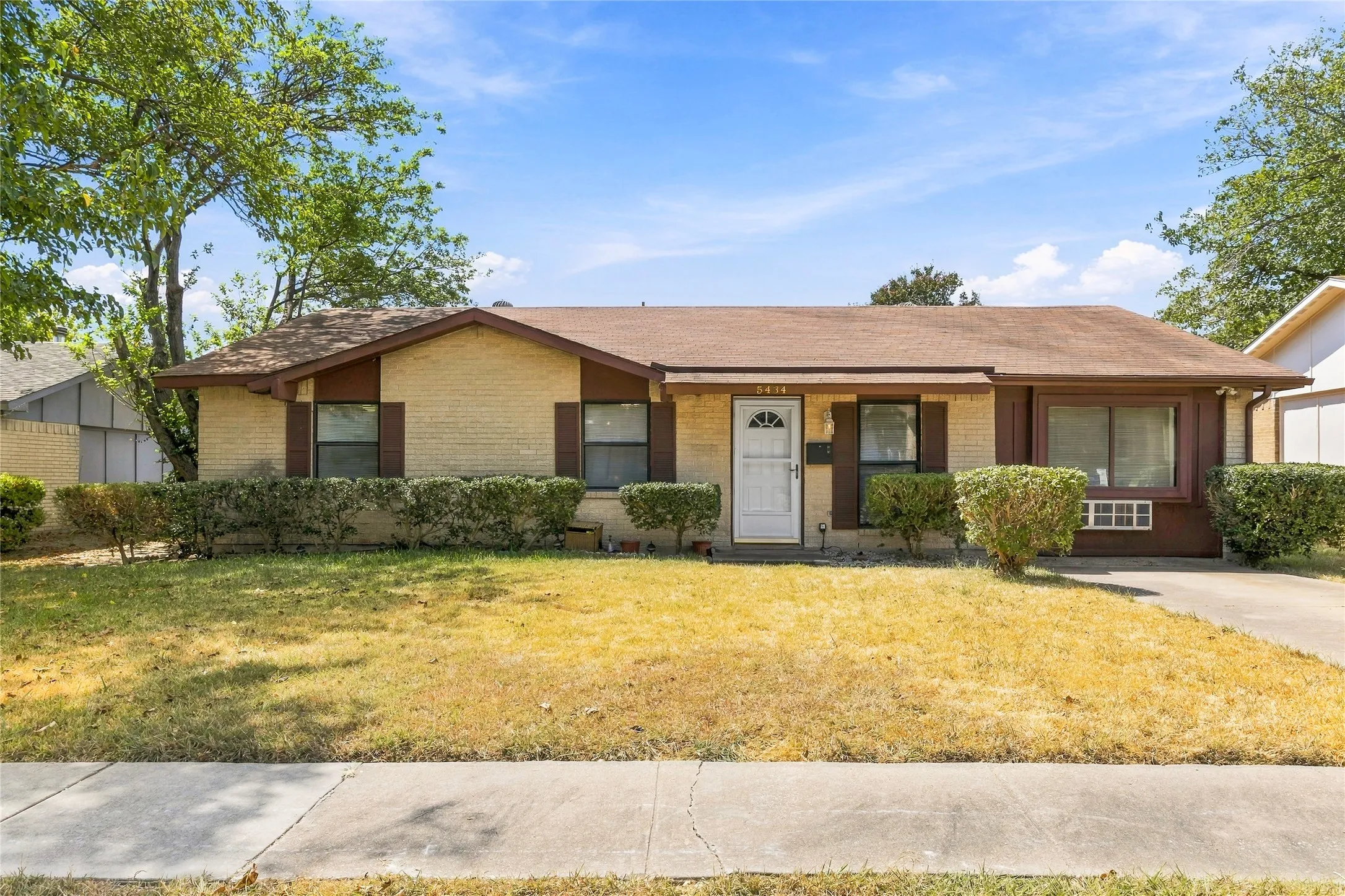 Single Family Residence For Sale in Dallas County , 5434 Laredo Lane, Garland, Texas 75043, 4 Bedroom, 2 Bathroom, Garage spaces, 1,750 Sqft, built in 1971, mls#21390976, Real Estate Agent in Garland, Homes For Sale in Dallas county, Homes For Sale in Garland, Realtor in Garland Texas, Real Estate Brokerage Independent Realty Texas, Luminita Cordes Realtor