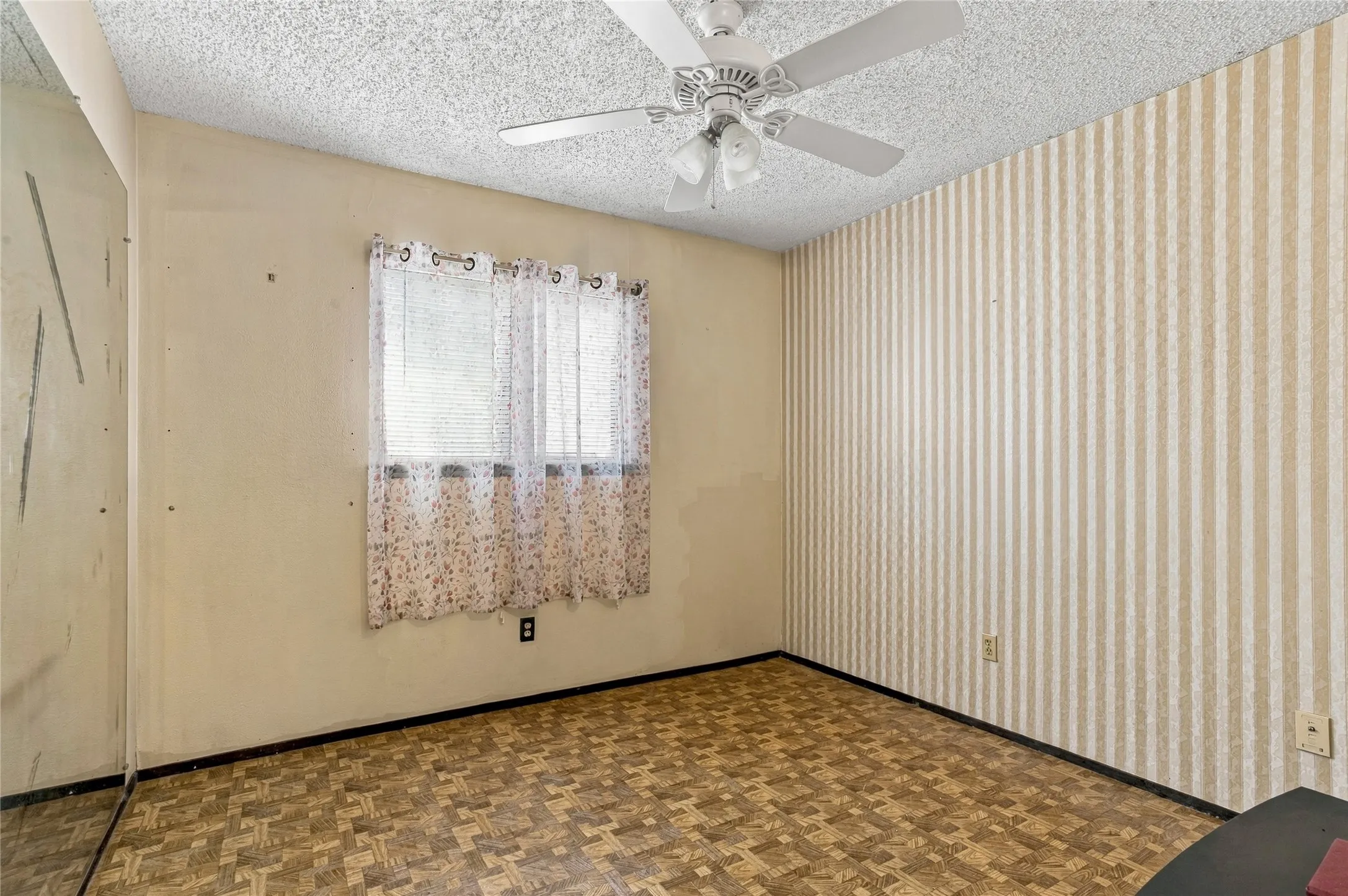 Single Family Residence For Sale in Dallas County , 5434 Laredo Lane, Garland, Texas 75043, 4 Bedroom, 2 Bathroom, Garage spaces, 1,750 Sqft, built in 1971, mls#21390976, Real Estate Agent in Garland, Homes For Sale in Dallas county, Homes For Sale in Garland, Realtor in Garland Texas, Real Estate Brokerage Independent Realty Texas, Luminita Cordes Realtor