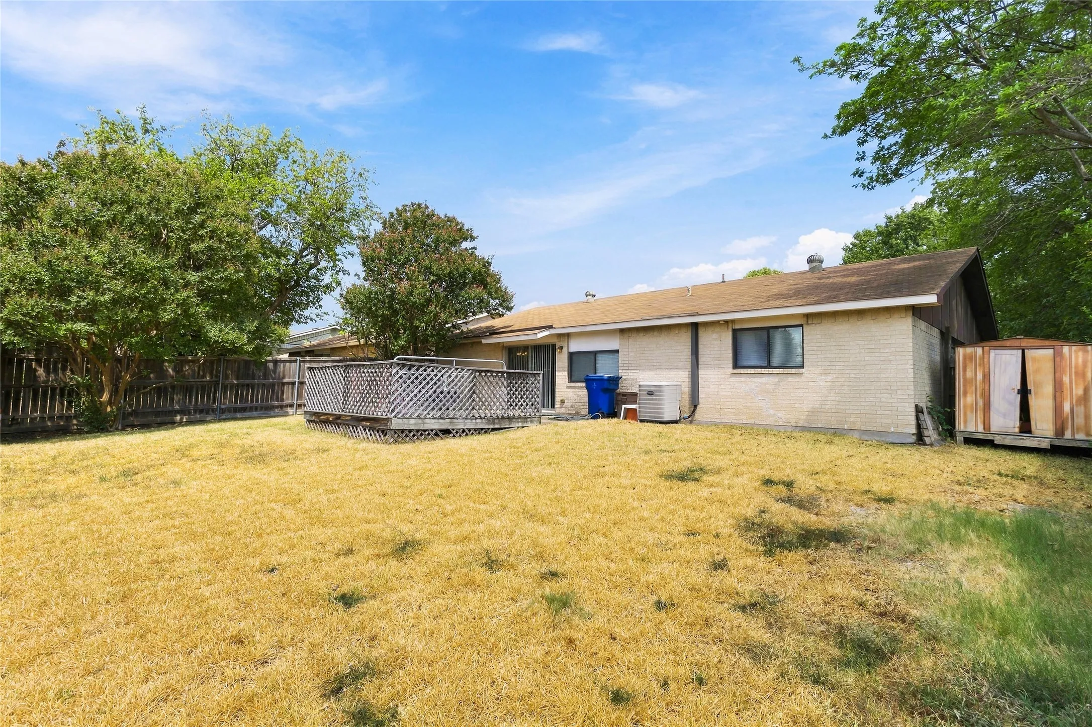 Single Family Residence For Sale in Dallas County , 5434 Laredo Lane, Garland, Texas 75043, 4 Bedroom, 2 Bathroom, Garage spaces, 1,750 Sqft, built in 1971, mls#21390976, Real Estate Agent in Garland, Homes For Sale in Dallas county, Homes For Sale in Garland, Realtor in Garland Texas, Real Estate Brokerage Independent Realty Texas, Luminita Cordes Realtor