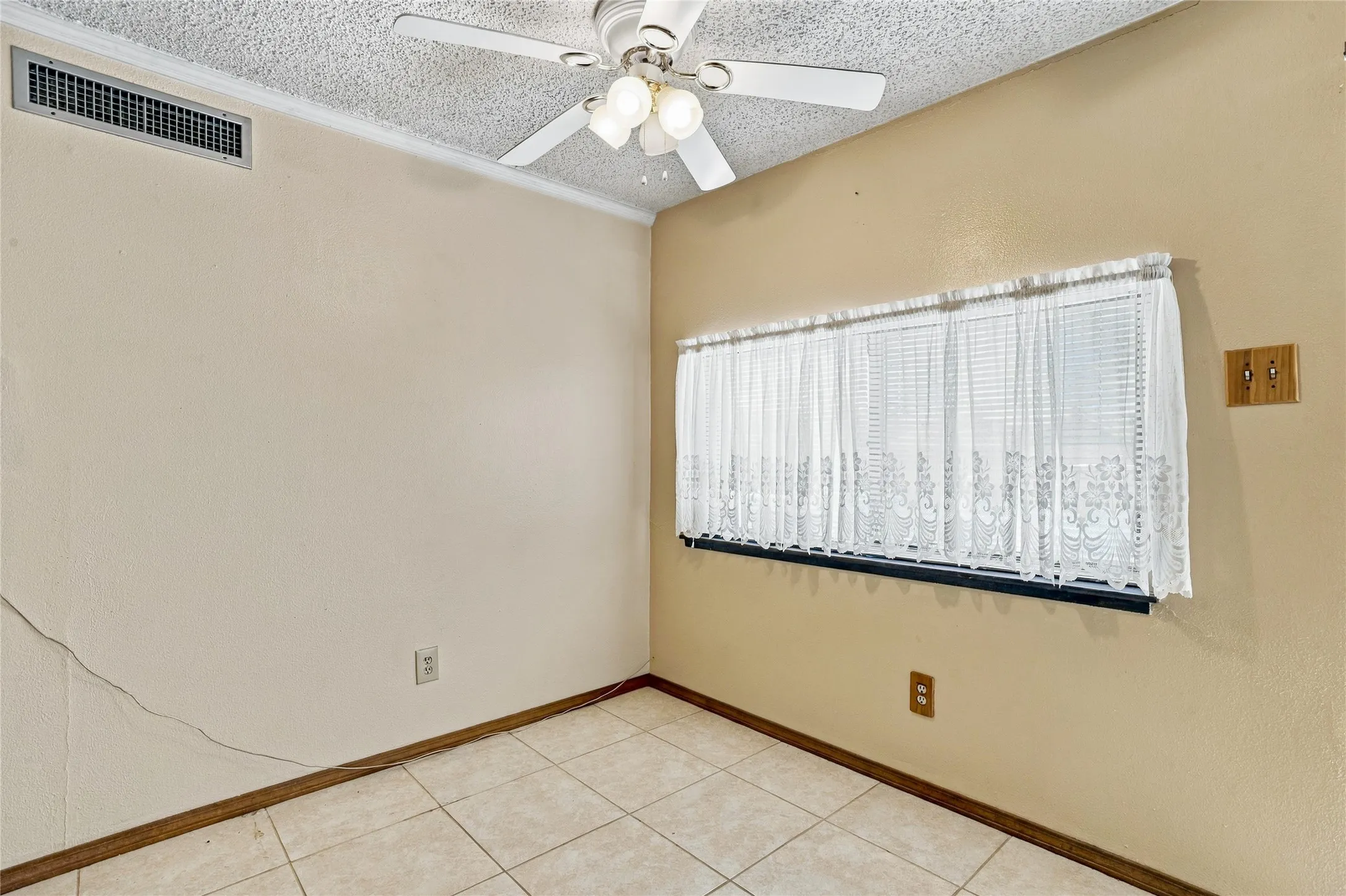 Single Family Residence For Sale in Dallas County , 5434 Laredo Lane, Garland, Texas 75043, 4 Bedroom, 2 Bathroom, Garage spaces, 1,750 Sqft, built in 1971, mls#21390976, Real Estate Agent in Garland, Homes For Sale in Dallas county, Homes For Sale in Garland, Realtor in Garland Texas, Real Estate Brokerage Independent Realty Texas, Luminita Cordes Realtor