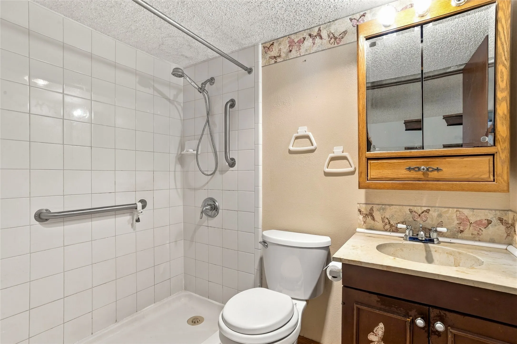 Single Family Residence For Sale in Dallas County , 5434 Laredo Lane, Garland, Texas 75043, 4 Bedroom, 2 Bathroom, Garage spaces, 1,750 Sqft, built in 1971, mls#21390976, Real Estate Agent in Garland, Homes For Sale in Dallas county, Homes For Sale in Garland, Realtor in Garland Texas, Real Estate Brokerage Independent Realty Texas, Luminita Cordes Realtor