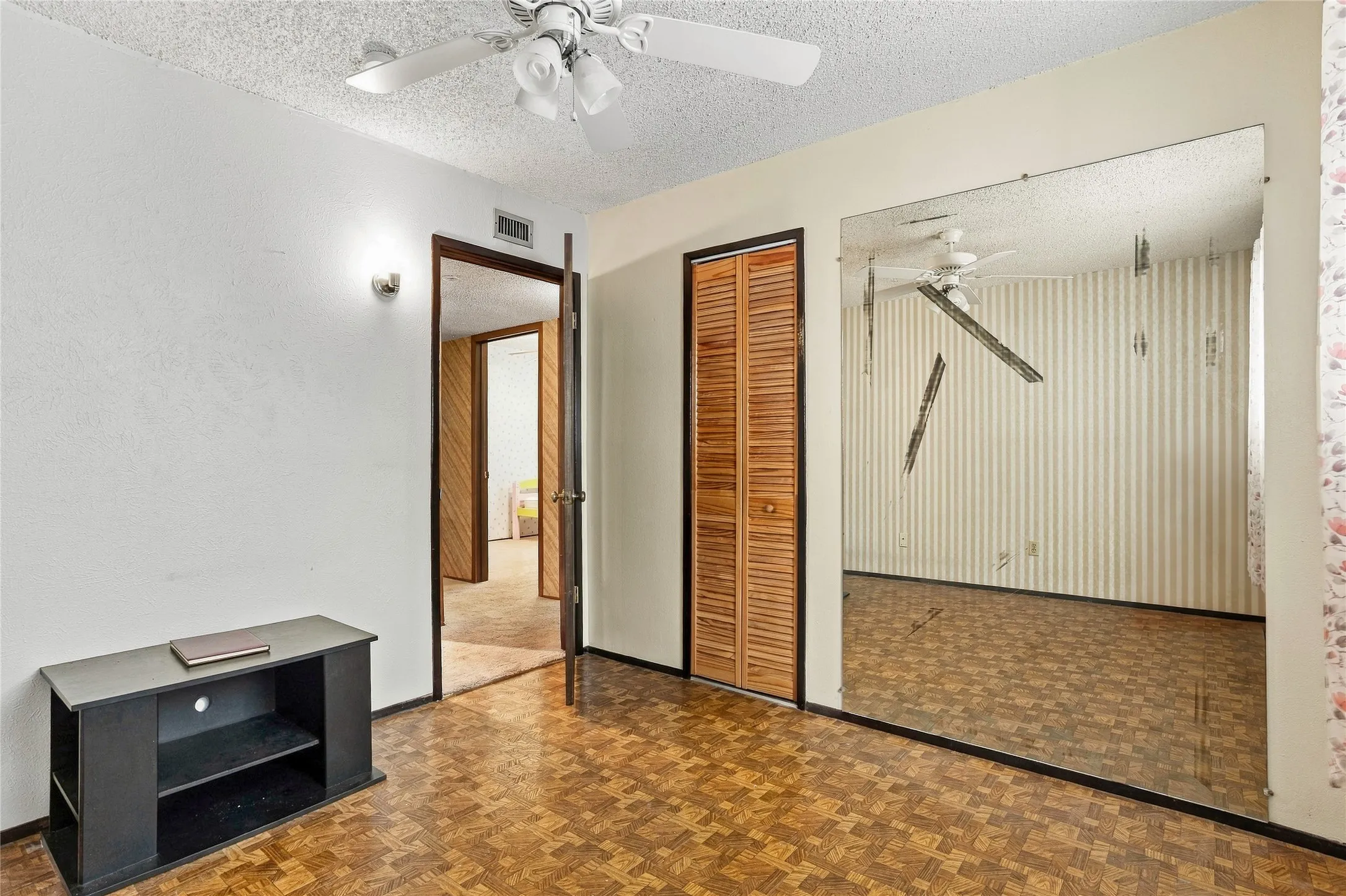Single Family Residence For Sale in Dallas County , 5434 Laredo Lane, Garland, Texas 75043, 4 Bedroom, 2 Bathroom, Garage spaces, 1,750 Sqft, built in 1971, mls#21390976, Real Estate Agent in Garland, Homes For Sale in Dallas county, Homes For Sale in Garland, Realtor in Garland Texas, Real Estate Brokerage Independent Realty Texas, Luminita Cordes Realtor