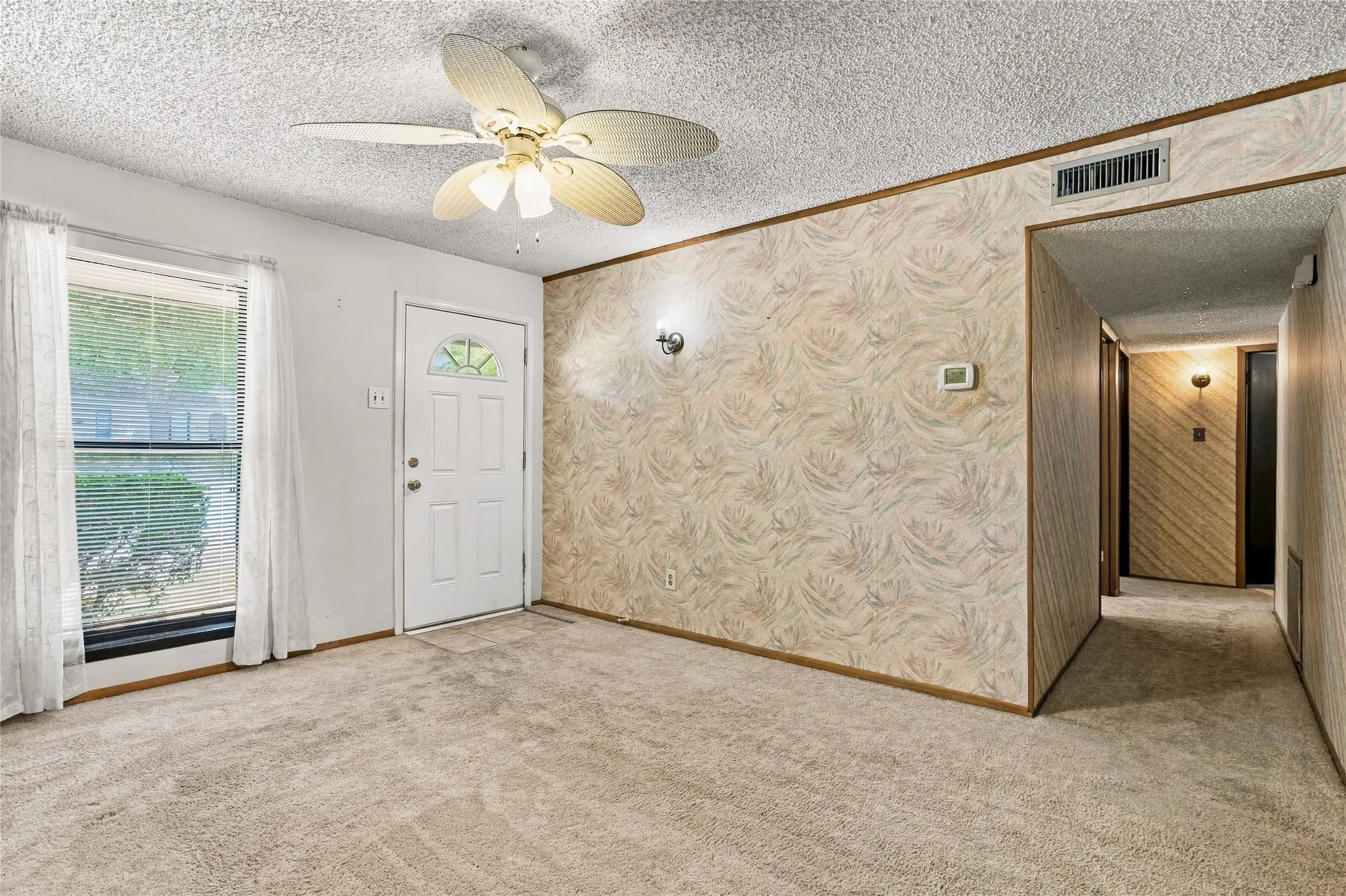 Single Family Residence For Sale in Dallas County , 5434 Laredo Lane, Garland, Texas 75043, 4 Bedroom, 2 Bathroom, Garage spaces, 1,750 Sqft, built in 1971, mls#21390976, Real Estate Agent in Garland, Homes For Sale in Dallas county, Homes For Sale in Garland, Realtor in Garland Texas, Real Estate Brokerage Independent Realty Texas, Luminita Cordes Realtor