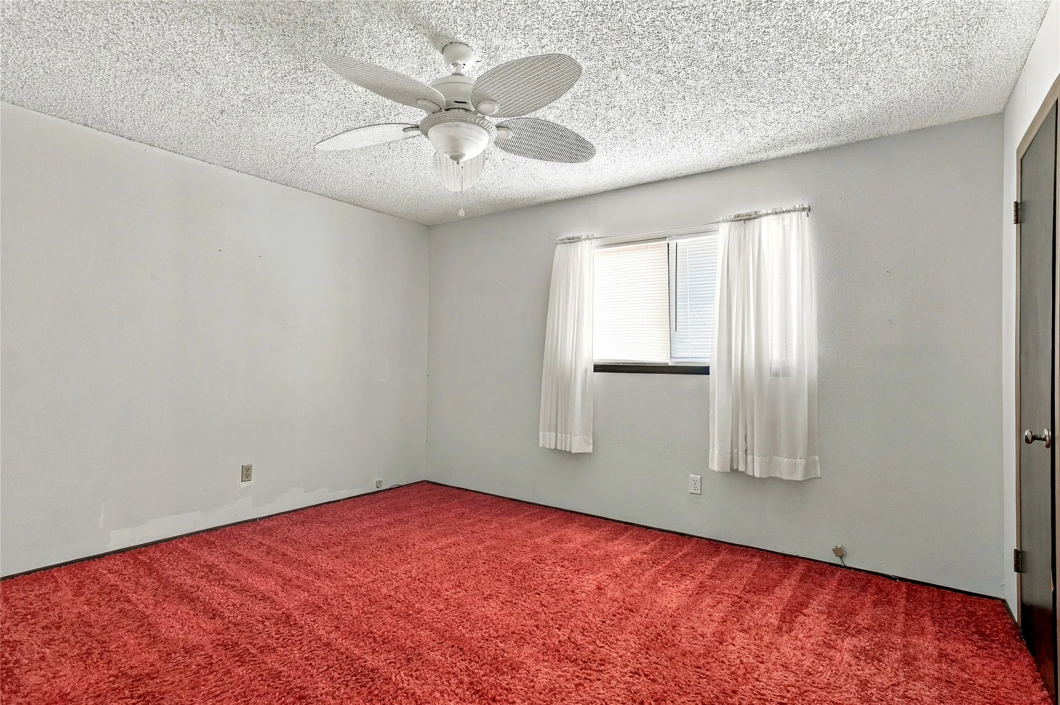 Single Family Residence For Sale in Dallas County , 5434 Laredo Lane, Garland, Texas 75043, 4 Bedroom, 2 Bathroom, Garage spaces, 1,750 Sqft, built in 1971, mls#21390976, Real Estate Agent in Garland, Homes For Sale in Dallas county, Homes For Sale in Garland, Realtor in Garland Texas, Real Estate Brokerage Independent Realty Texas, Luminita Cordes Realtor
