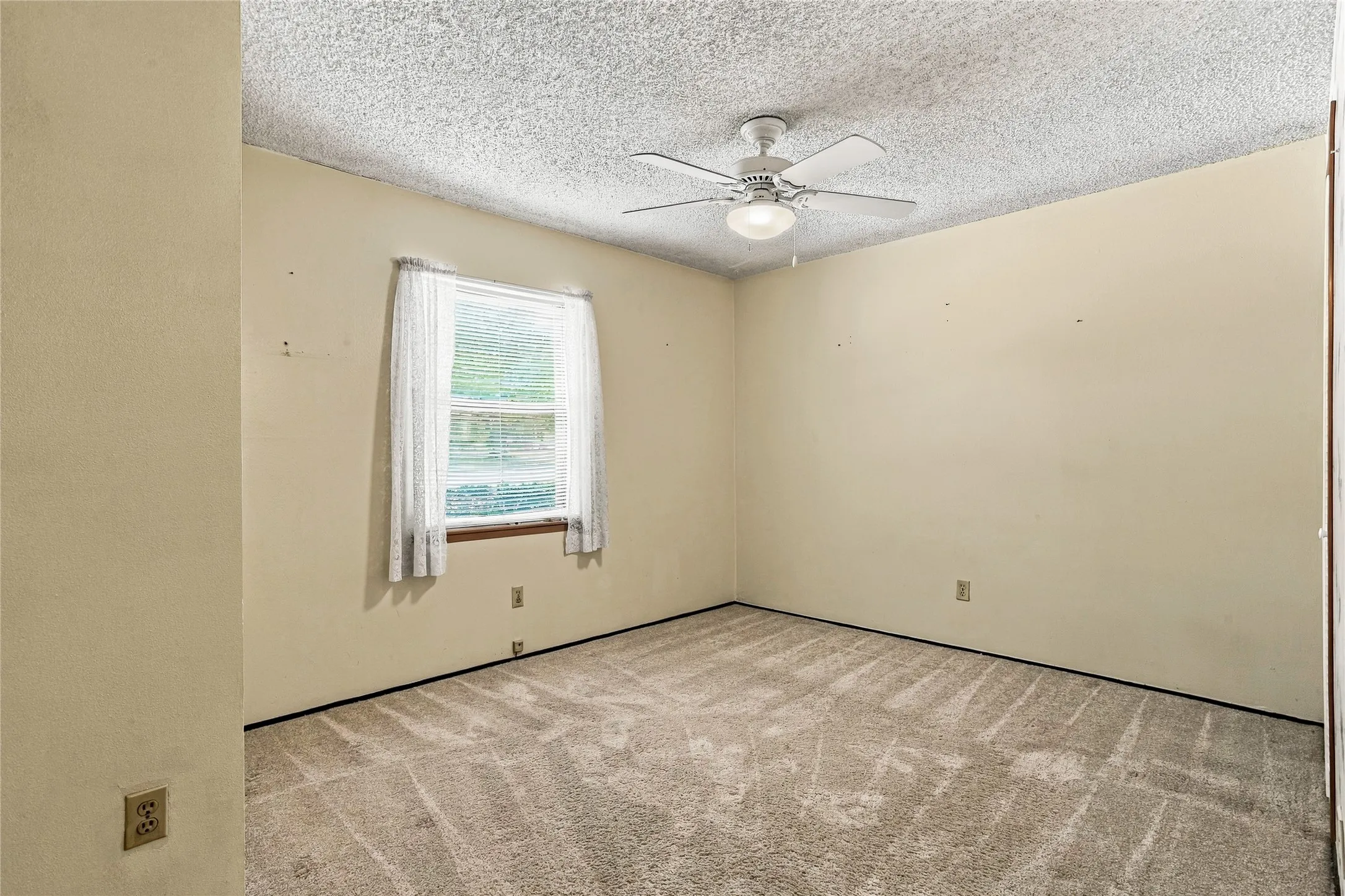 Single Family Residence For Sale in Dallas County , 5434 Laredo Lane, Garland, Texas 75043, 4 Bedroom, 2 Bathroom, Garage spaces, 1,750 Sqft, built in 1971, mls#21390976, Real Estate Agent in Garland, Homes For Sale in Dallas county, Homes For Sale in Garland, Realtor in Garland Texas, Real Estate Brokerage Independent Realty Texas, Luminita Cordes Realtor