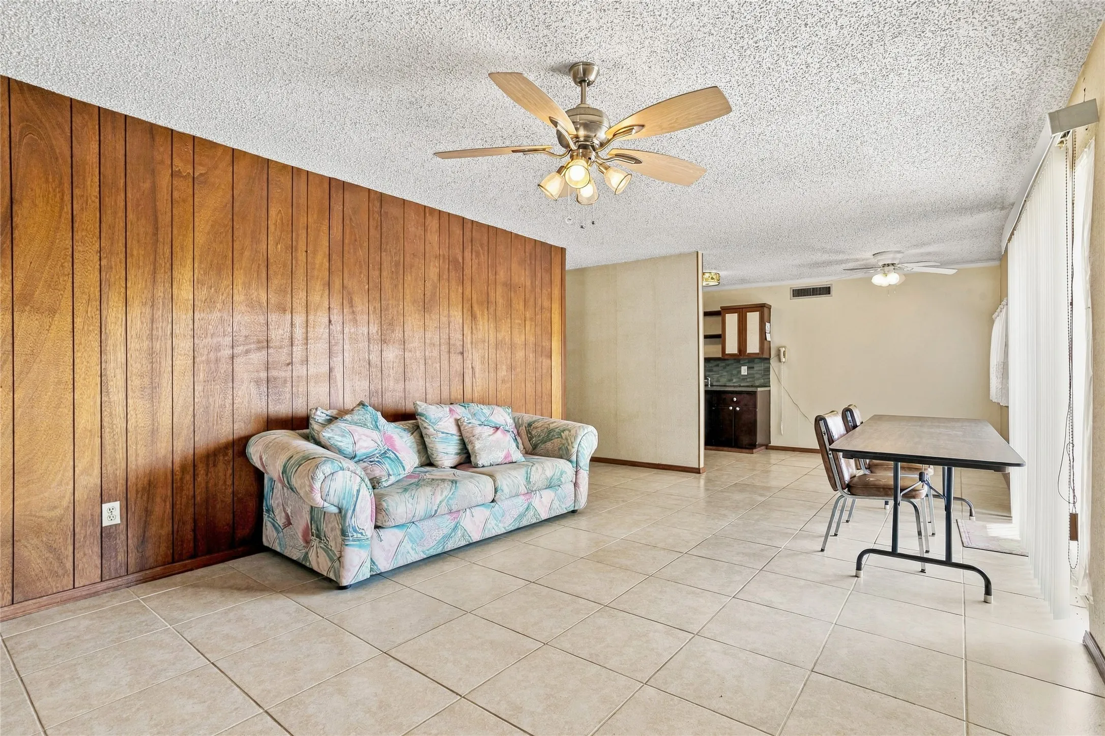 Single Family Residence For Sale in Dallas County , 5434 Laredo Lane, Garland, Texas 75043, 4 Bedroom, 2 Bathroom, Garage spaces, 1,750 Sqft, built in 1971, mls#21390976, Real Estate Agent in Garland, Homes For Sale in Dallas county, Homes For Sale in Garland, Realtor in Garland Texas, Real Estate Brokerage Independent Realty Texas, Luminita Cordes Realtor