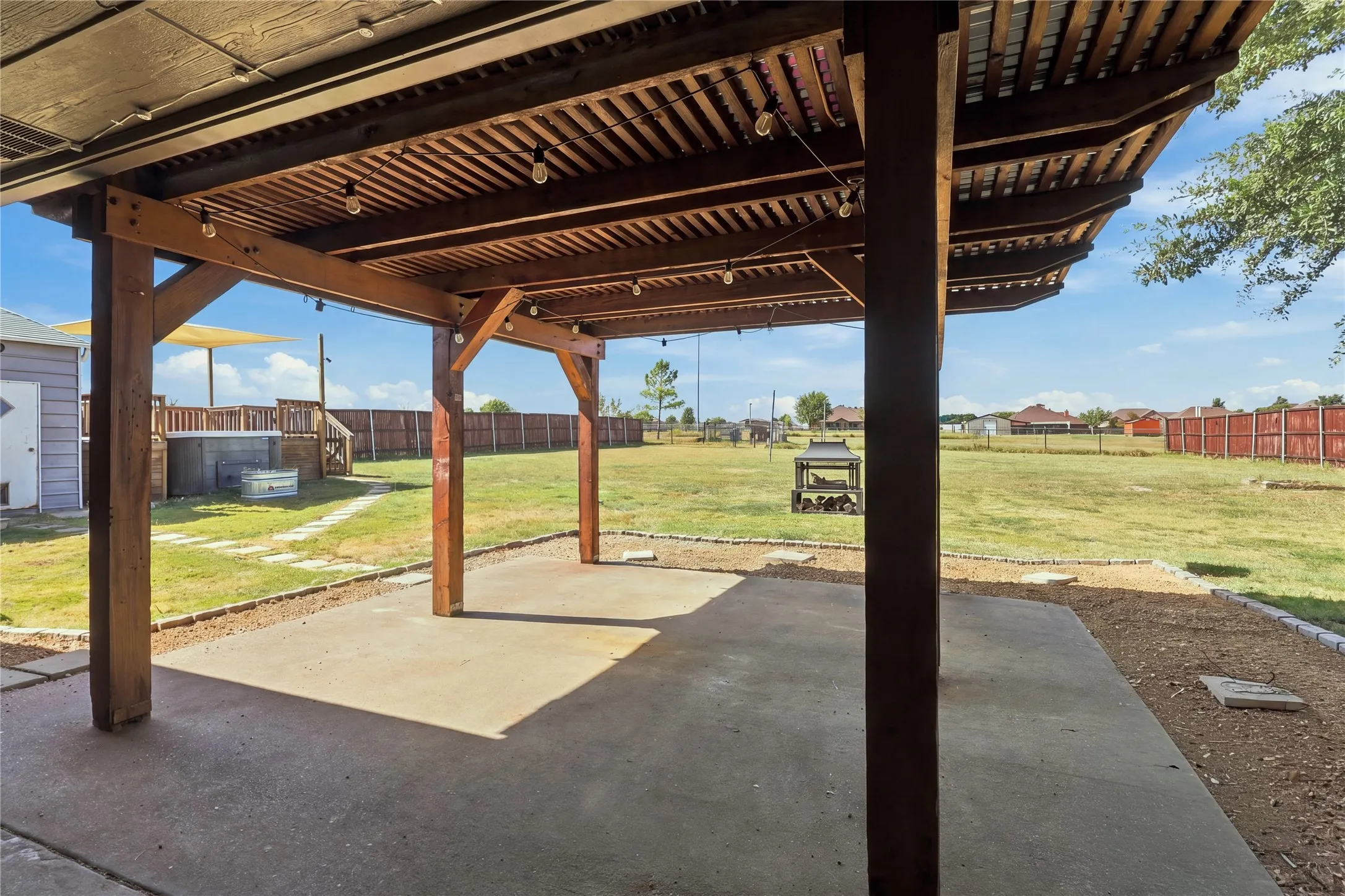 Single Family Residence For Sale in Kaufman County , 11151 County Road 213, Forney, Texas 75126, 4 Bedroom, 2 Bathroom, Garage spaces, 2,308 Sqft, built in 2003, mls#21380729, Real Estate Agent in Forney, Homes For Sale in Kaufman county, Homes For Sale in Forney, Realtor in Forney Texas, Real Estate Brokerage Independent Realty Texas, Luminita Cordes Realtor