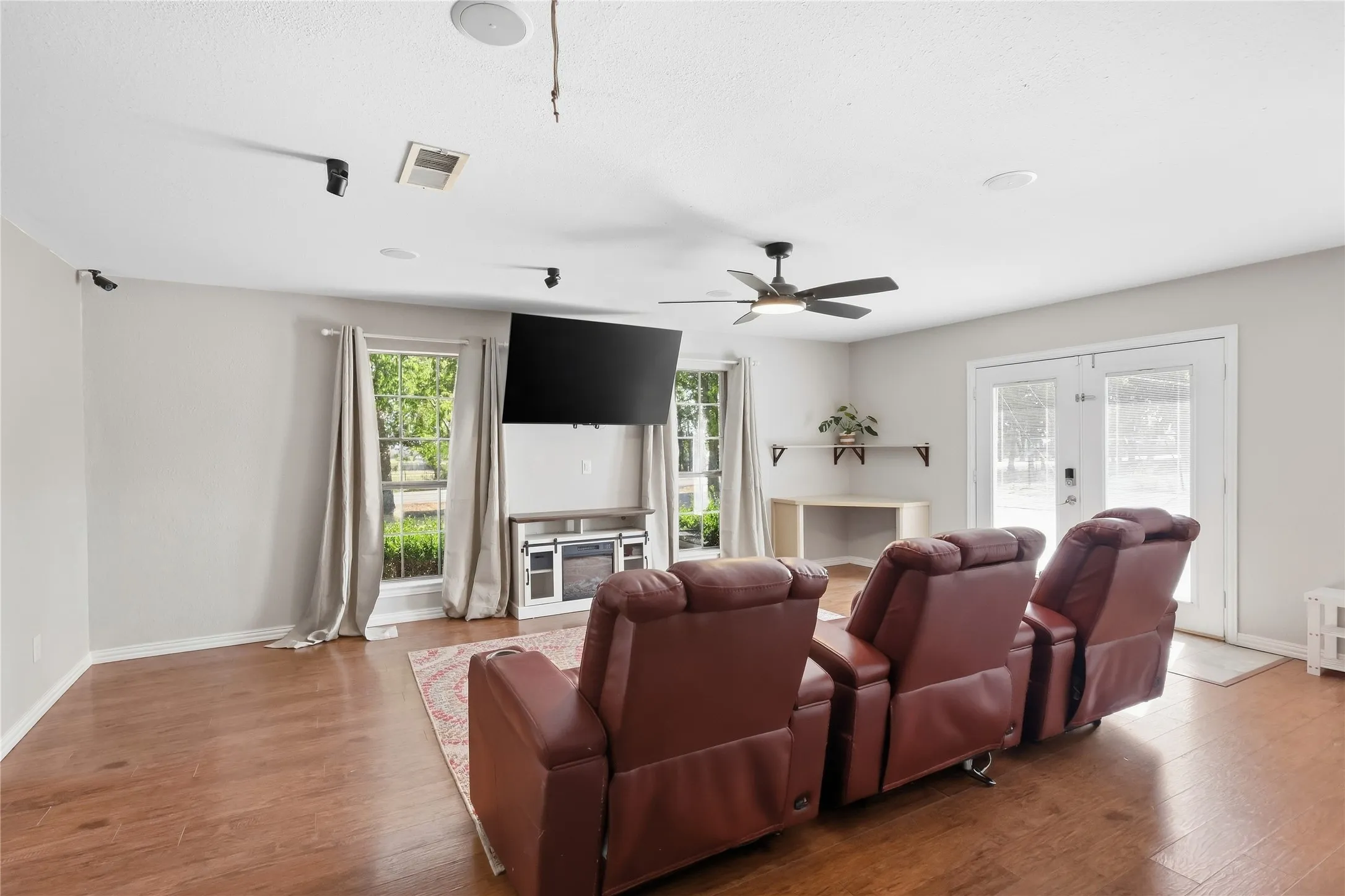 Single Family Residence For Sale in Kaufman County , 11151 County Road 213, Forney, Texas 75126, 4 Bedroom, 2 Bathroom, Garage spaces, 2,308 Sqft, built in 2003, mls#21380729, Real Estate Agent in Forney, Homes For Sale in Kaufman county, Homes For Sale in Forney, Realtor in Forney Texas, Real Estate Brokerage Independent Realty Texas, Luminita Cordes Realtor