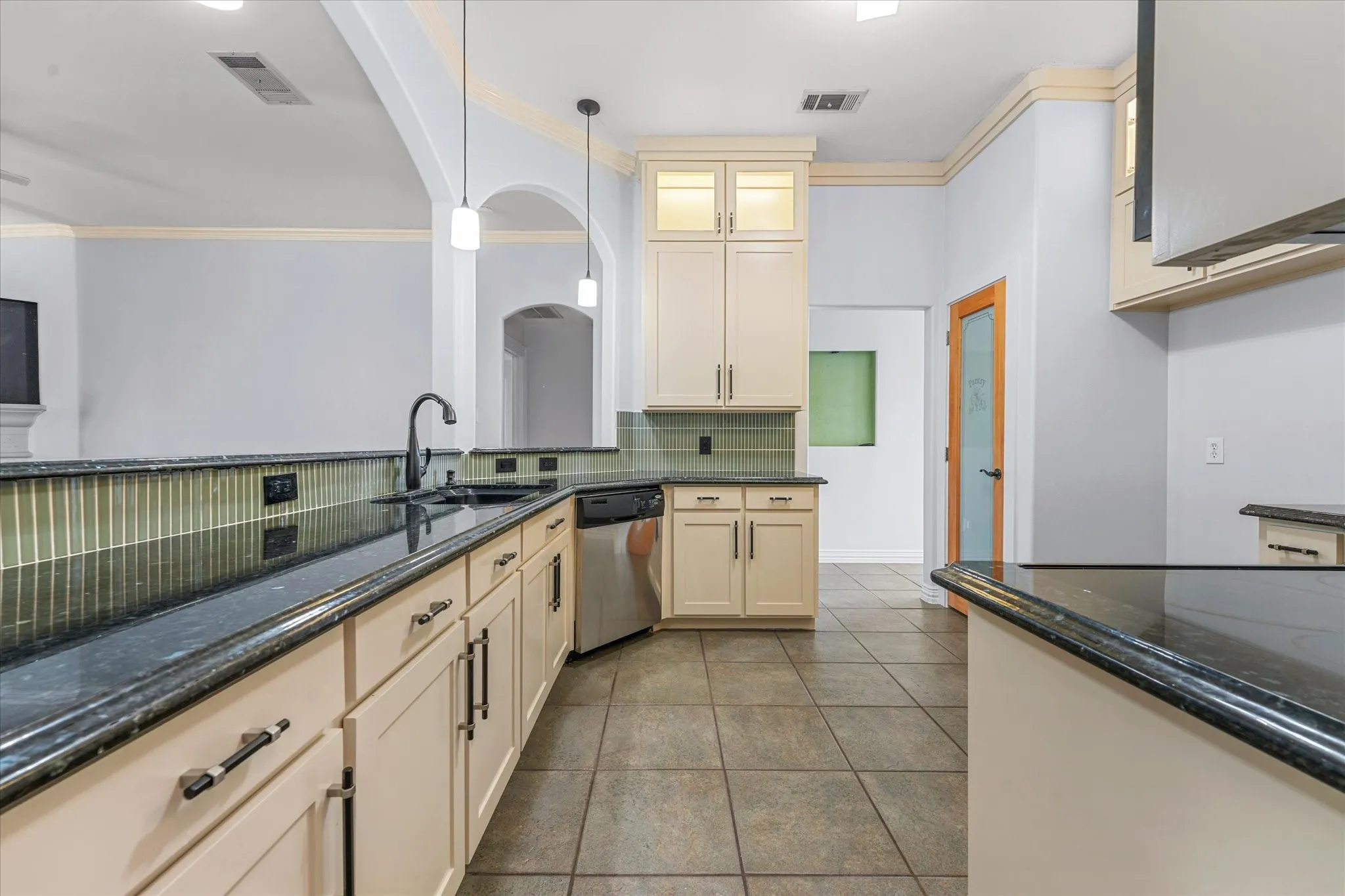 Single Family Residence For Sale in Tarrant County , 7112 Snowy Owl Street, Arlington, Texas 76002, 3 Bedroom, 2 Bathroom, 2 Garage spaces, 2,143 Sqft, built in 2002, mls#21389977, Real Estate Agent in Arlington, Homes For Sale in Tarrant county, Homes For Sale in Arlington, Realtor in Arlington Texas, Real Estate Brokerage Independent Realty Texas, Luminita Cordes Realtor