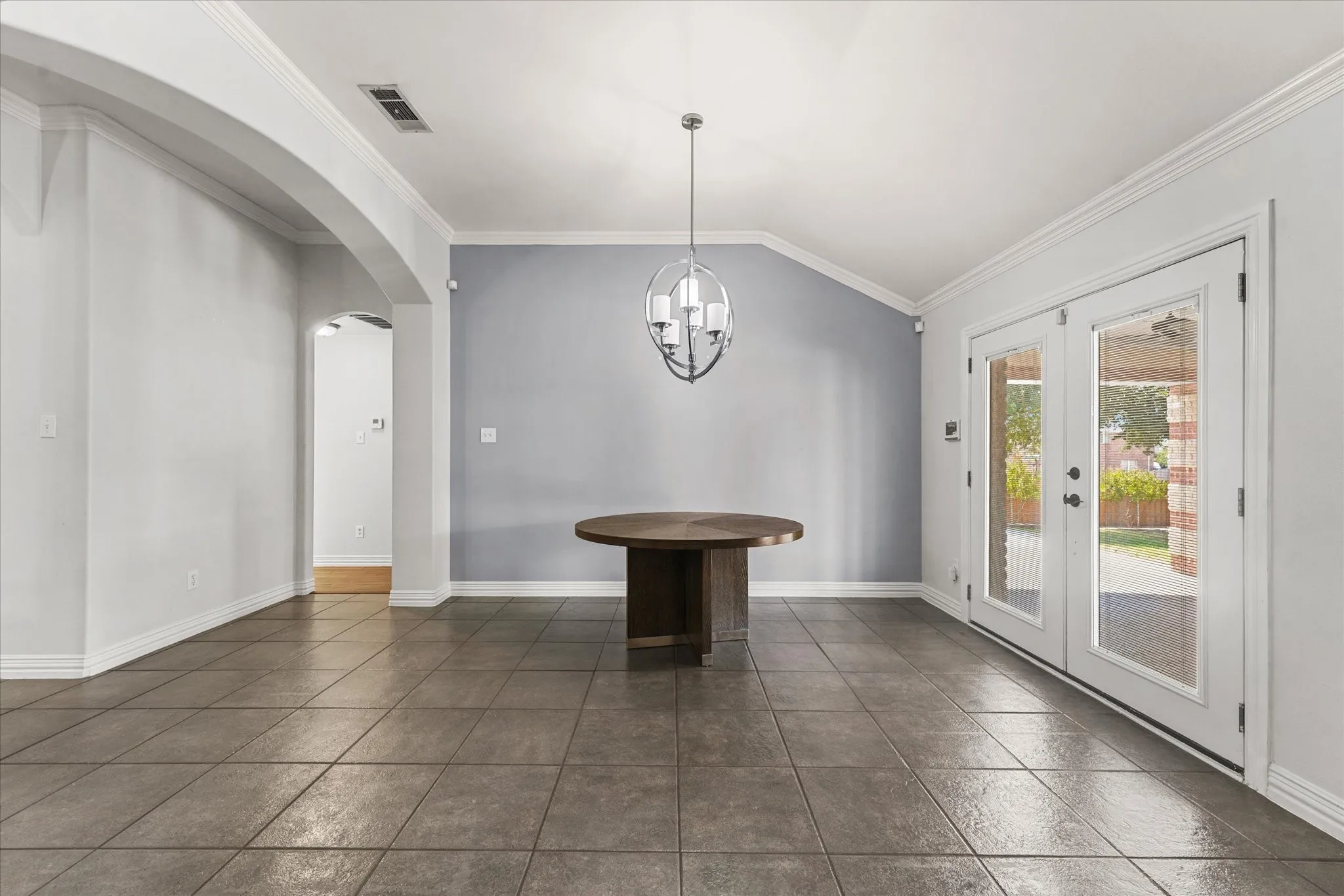 Single Family Residence For Sale in Tarrant County , 7112 Snowy Owl Street, Arlington, Texas 76002, 3 Bedroom, 2 Bathroom, 2 Garage spaces, 2,143 Sqft, built in 2002, mls#21389977, Real Estate Agent in Arlington, Homes For Sale in Tarrant county, Homes For Sale in Arlington, Realtor in Arlington Texas, Real Estate Brokerage Independent Realty Texas, Luminita Cordes Realtor