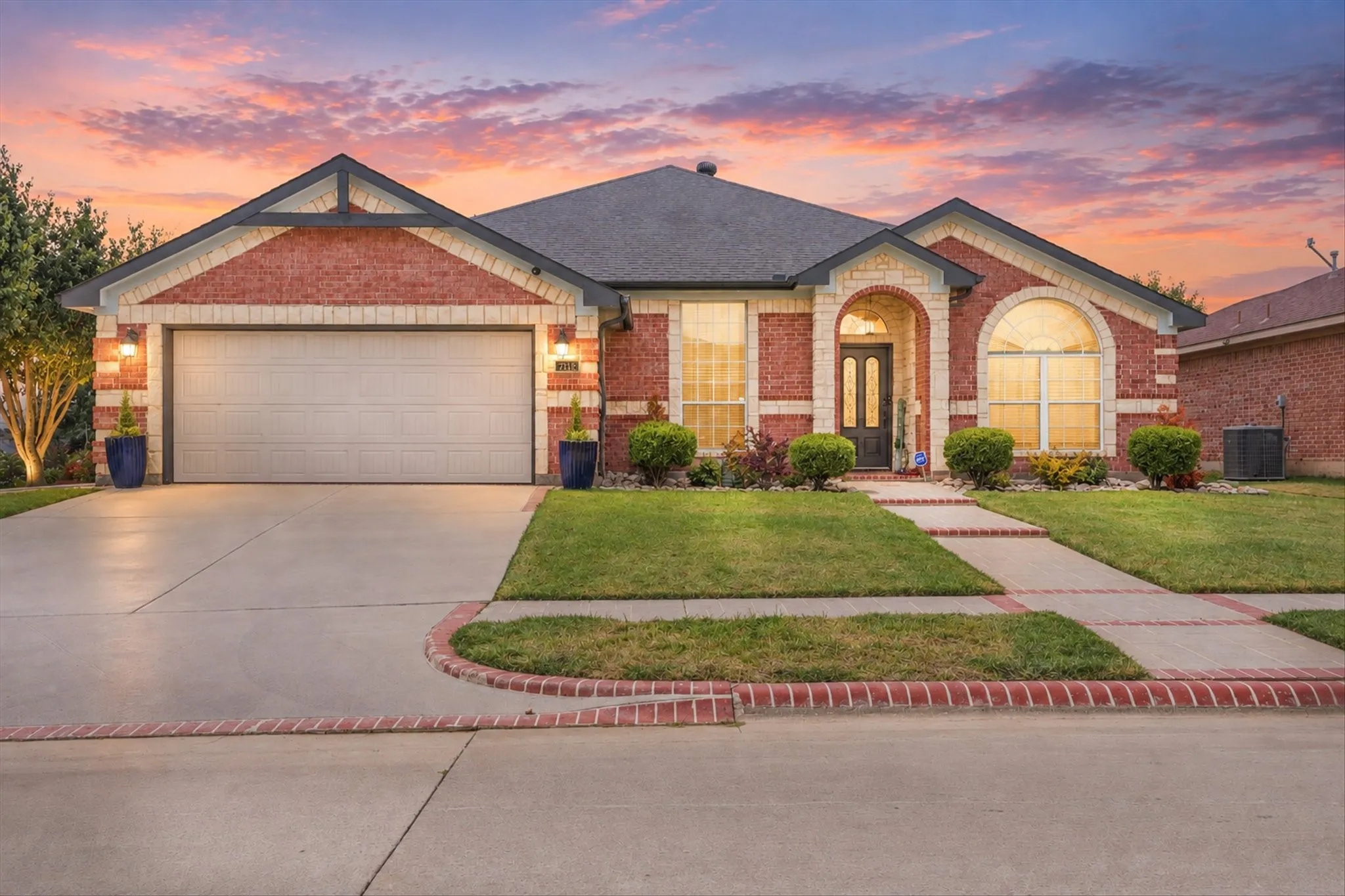 Single Family Residence For Sale in Tarrant County , 7112 Snowy Owl Street, Arlington, Texas 76002, 3 Bedroom, 2 Bathroom, 2 Garage spaces, 2,143 Sqft, built in 2002, mls#21389977, Real Estate Agent in Arlington, Homes For Sale in Tarrant county, Homes For Sale in Arlington, Realtor in Arlington Texas, Real Estate Brokerage Independent Realty Texas, Luminita Cordes Realtor