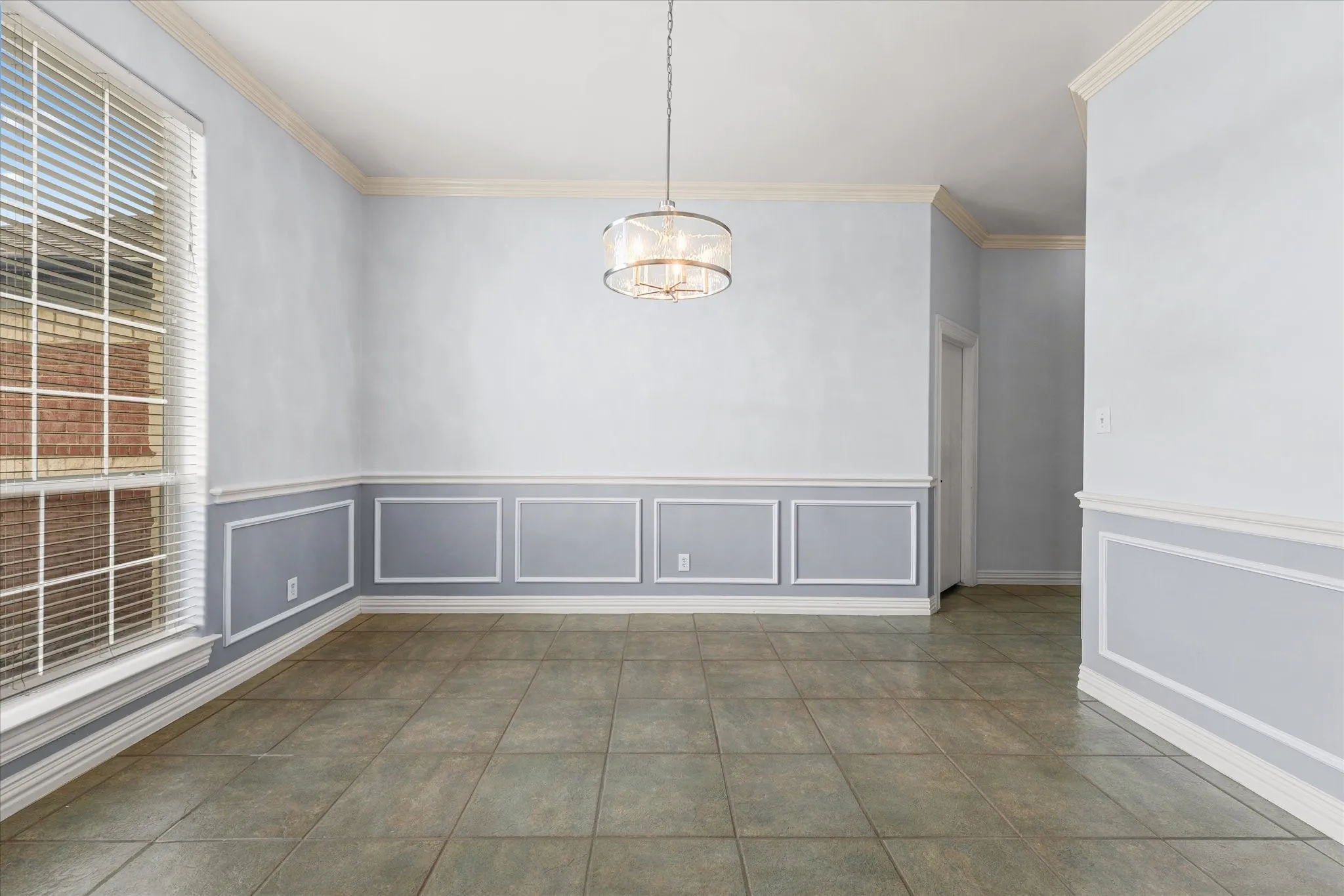 Single Family Residence For Sale in Tarrant County , 7112 Snowy Owl Street, Arlington, Texas 76002, 3 Bedroom, 2 Bathroom, 2 Garage spaces, 2,143 Sqft, built in 2002, mls#21389977, Real Estate Agent in Arlington, Homes For Sale in Tarrant county, Homes For Sale in Arlington, Realtor in Arlington Texas, Real Estate Brokerage Independent Realty Texas, Luminita Cordes Realtor
