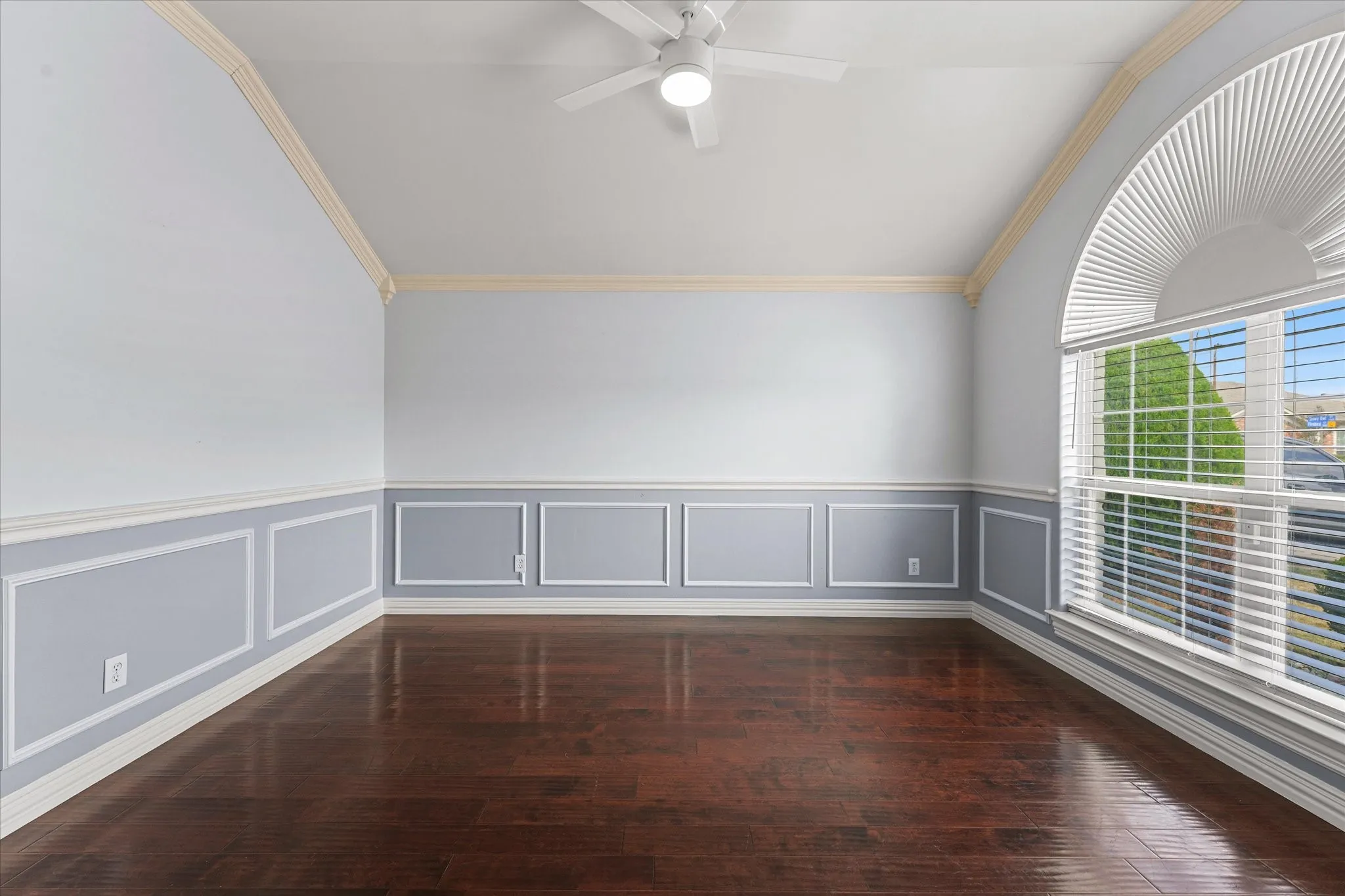 Single Family Residence For Sale in Tarrant County , 7112 Snowy Owl Street, Arlington, Texas 76002, 3 Bedroom, 2 Bathroom, 2 Garage spaces, 2,143 Sqft, built in 2002, mls#21389977, Real Estate Agent in Arlington, Homes For Sale in Tarrant county, Homes For Sale in Arlington, Realtor in Arlington Texas, Real Estate Brokerage Independent Realty Texas, Luminita Cordes Realtor