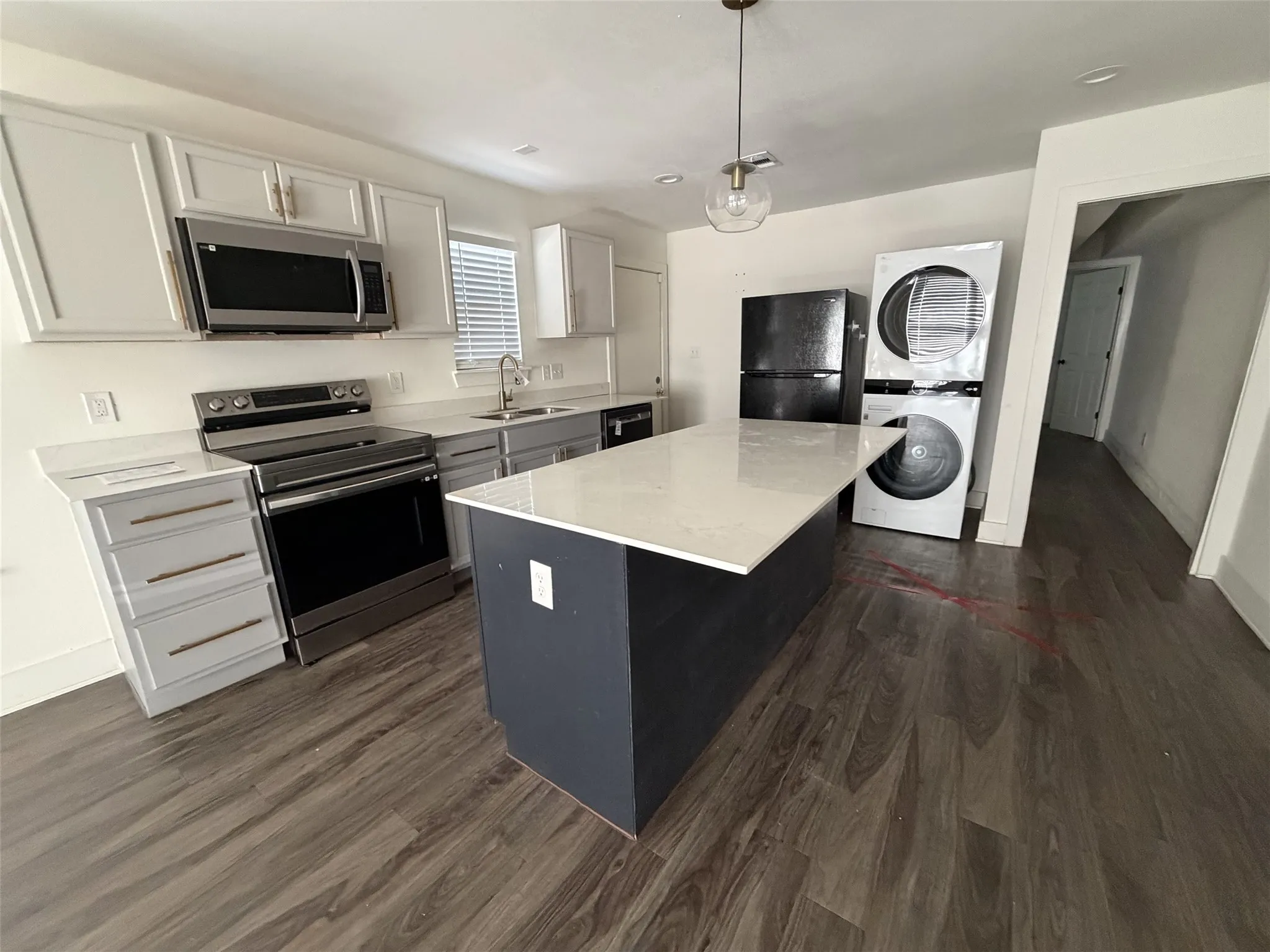 Island with breakfast bar and area of expandable dining table.