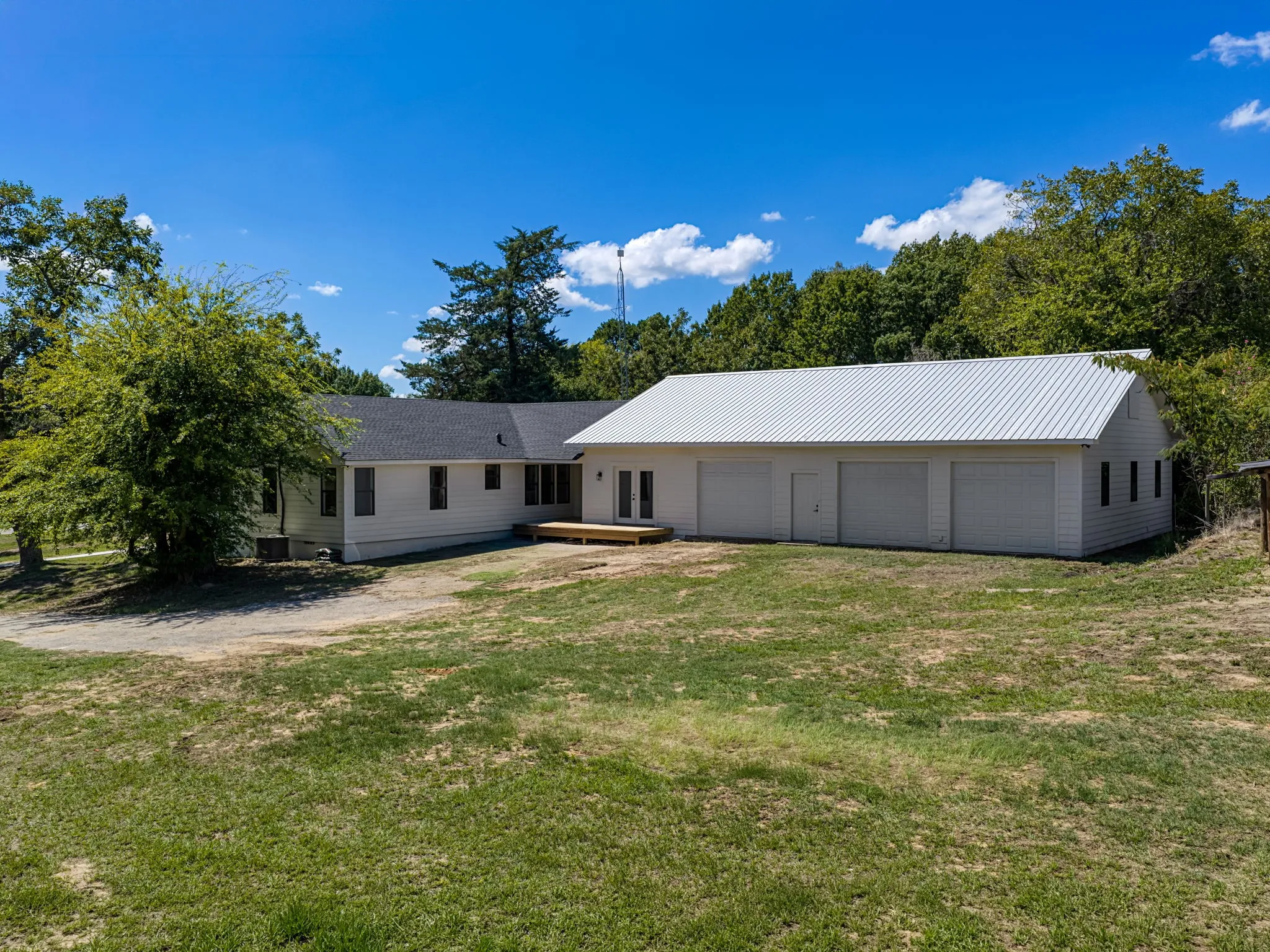 Single Family Residence For Sale in Wood County , 1841 E US Highway 80, Mineola, Texas 75773, 4 Bedroom, 3 Bathroom, 4 Garage spaces, 2,682 Sqft, built in 2005, mls#21387783, Real Estate Agent in Mineola, Homes For Sale in Wood county, Homes For Sale in Mineola, Realtor in Mineola Texas, Real Estate Brokerage Independent Realty Texas, Luminita Cordes Realtor