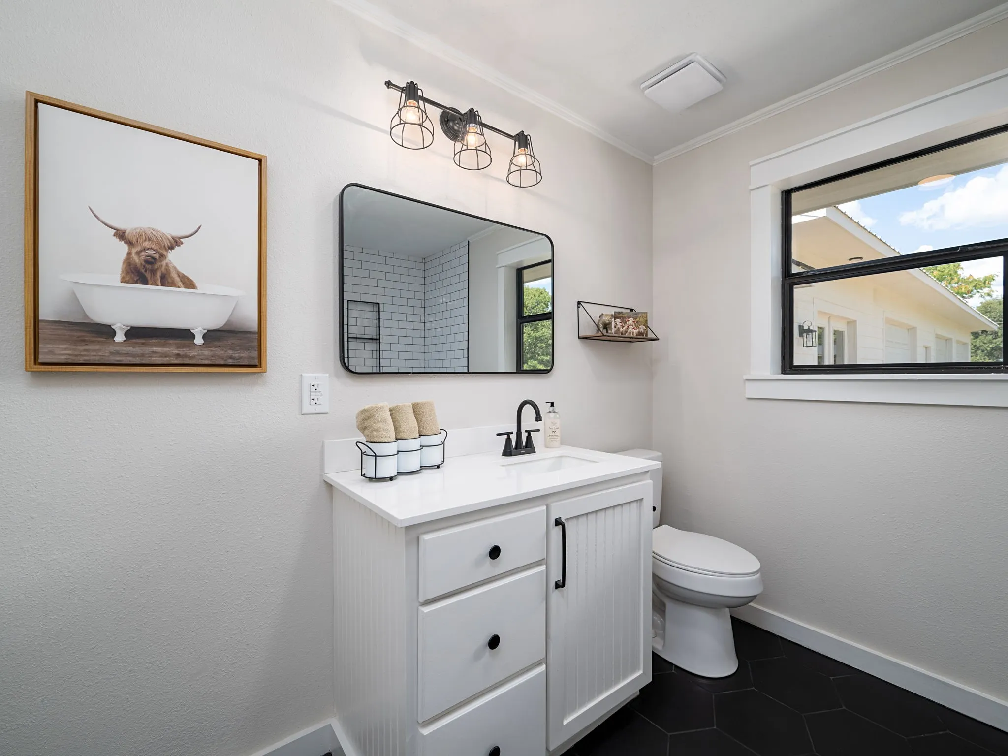 Single Family Residence For Sale in Wood County , 1841 E US Highway 80, Mineola, Texas 75773, 4 Bedroom, 3 Bathroom, 4 Garage spaces, 2,682 Sqft, built in 2005, mls#21387783, Real Estate Agent in Mineola, Homes For Sale in Wood county, Homes For Sale in Mineola, Realtor in Mineola Texas, Real Estate Brokerage Independent Realty Texas, Luminita Cordes Realtor