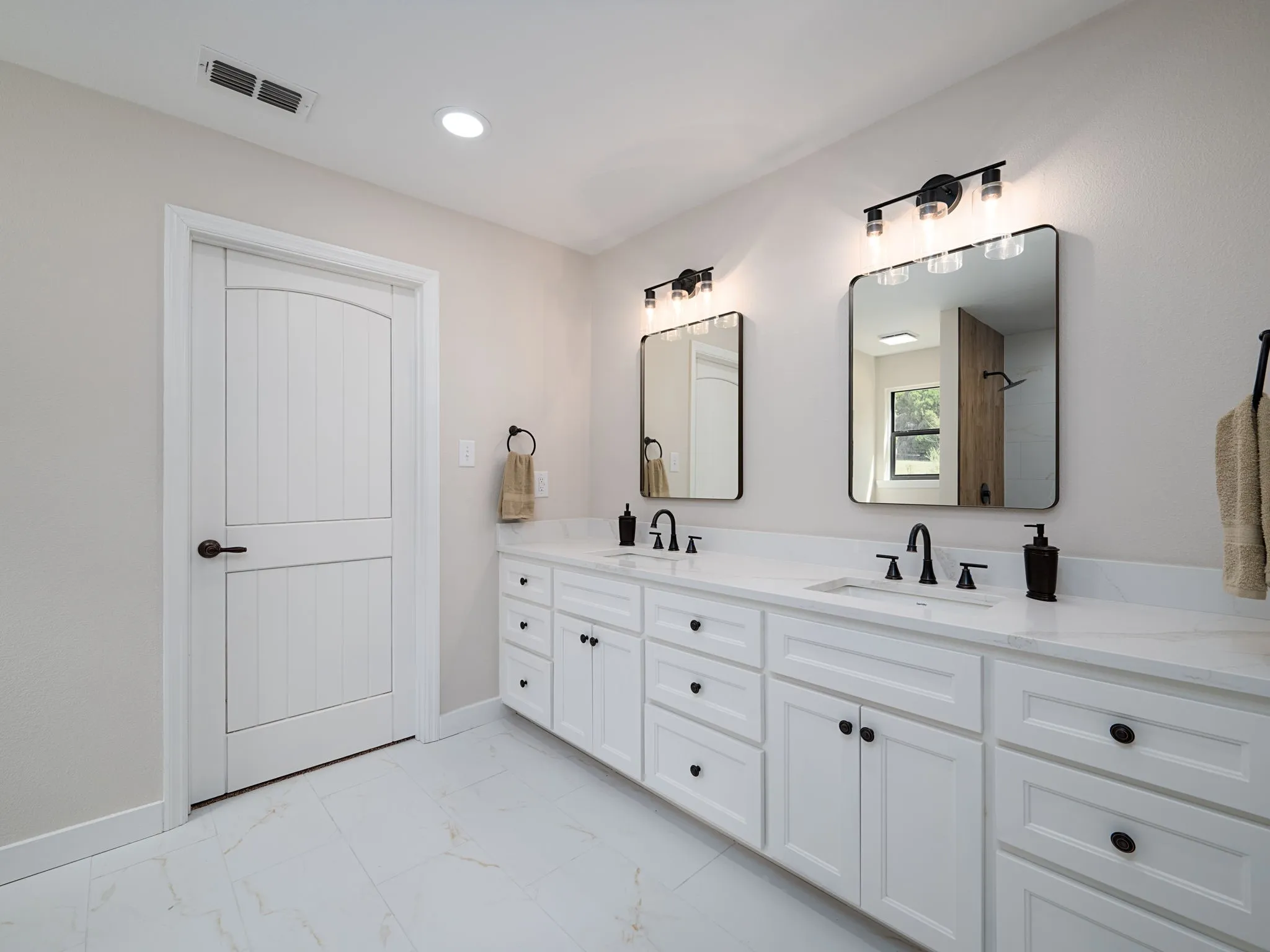Single Family Residence For Sale in Wood County , 1841 E US Highway 80, Mineola, Texas 75773, 4 Bedroom, 3 Bathroom, 4 Garage spaces, 2,682 Sqft, built in 2005, mls#21387783, Real Estate Agent in Mineola, Homes For Sale in Wood county, Homes For Sale in Mineola, Realtor in Mineola Texas, Real Estate Brokerage Independent Realty Texas, Luminita Cordes Realtor