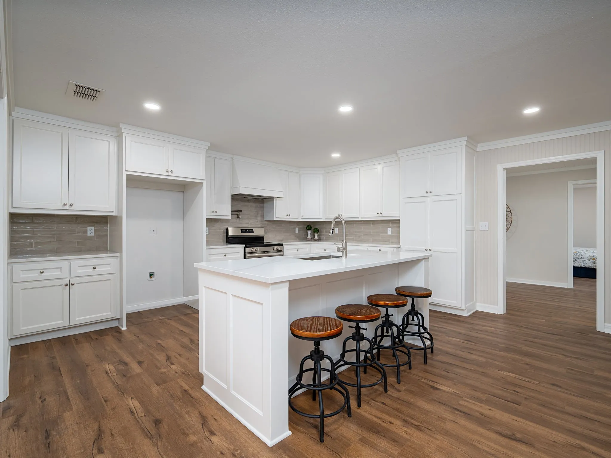 Single Family Residence For Sale in Wood County , 1841 E US Highway 80, Mineola, Texas 75773, 4 Bedroom, 3 Bathroom, 4 Garage spaces, 2,682 Sqft, built in 2005, mls#21387783, Real Estate Agent in Mineola, Homes For Sale in Wood county, Homes For Sale in Mineola, Realtor in Mineola Texas, Real Estate Brokerage Independent Realty Texas, Luminita Cordes Realtor