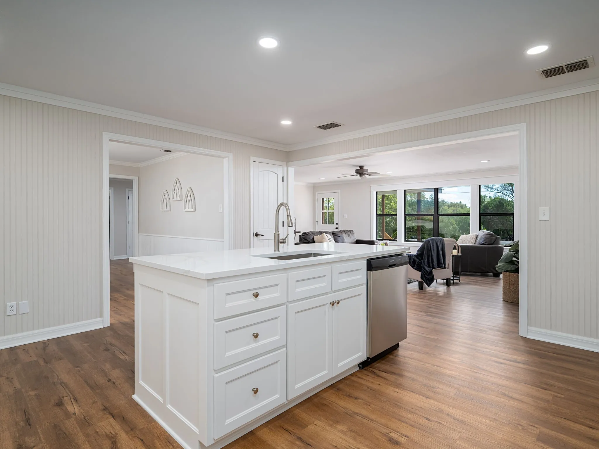 Single Family Residence For Sale in Wood County , 1841 E US Highway 80, Mineola, Texas 75773, 4 Bedroom, 3 Bathroom, 4 Garage spaces, 2,682 Sqft, built in 2005, mls#21387783, Real Estate Agent in Mineola, Homes For Sale in Wood county, Homes For Sale in Mineola, Realtor in Mineola Texas, Real Estate Brokerage Independent Realty Texas, Luminita Cordes Realtor