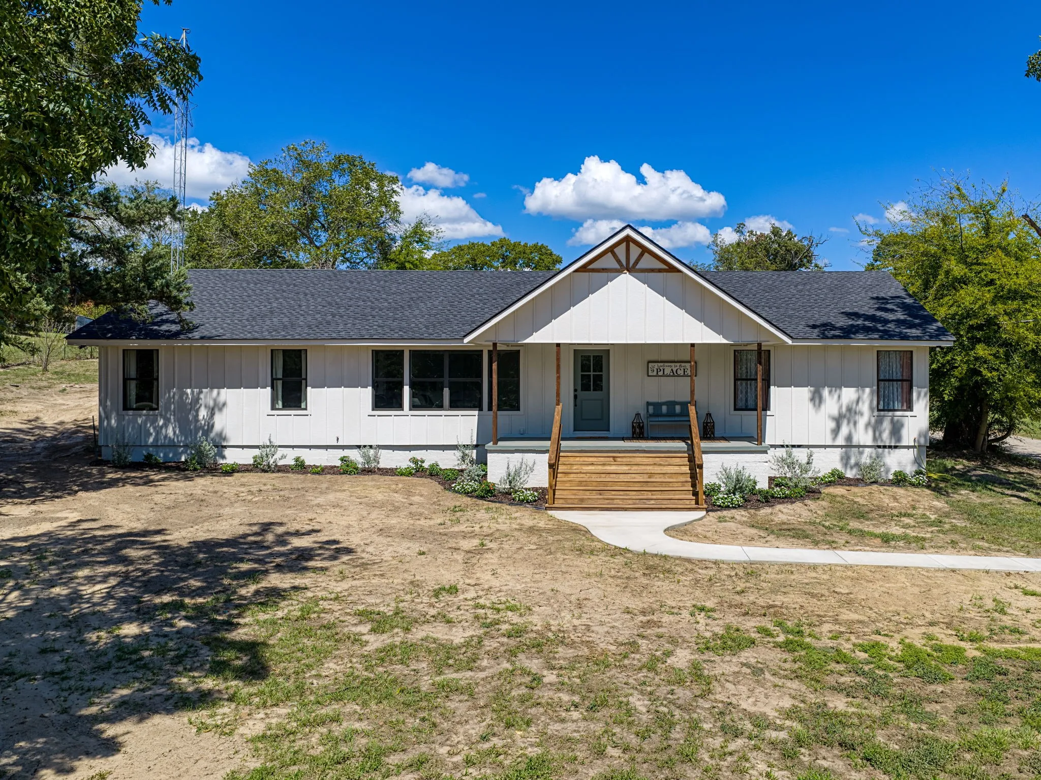 Single Family Residence For Sale in Wood County , 1841 E US Highway 80, Mineola, Texas 75773, 4 Bedroom, 3 Bathroom, 4 Garage spaces, 2,682 Sqft, built in 2005, mls#21387783, Real Estate Agent in Mineola, Homes For Sale in Wood county, Homes For Sale in Mineola, Realtor in Mineola Texas, Real Estate Brokerage Independent Realty Texas, Luminita Cordes Realtor