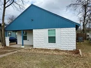 Single Family Residence For Rent in Tarrant County , 2204 Prairie Avenue, Fort Worth, Texas 76164, 3 Bedroom, 2 Bathroom, Garage spaces, 1,223 Sqft, built in 1928, mls#21390989, Real Estate Agent in Fort Worth, Homes For Rent in Tarrant county, Homes For Rent in Fort Worth, Realtor in Fort Worth Texas, Real Estate Brokerage Independent Realty Texas, Luminita Cordes Realtor