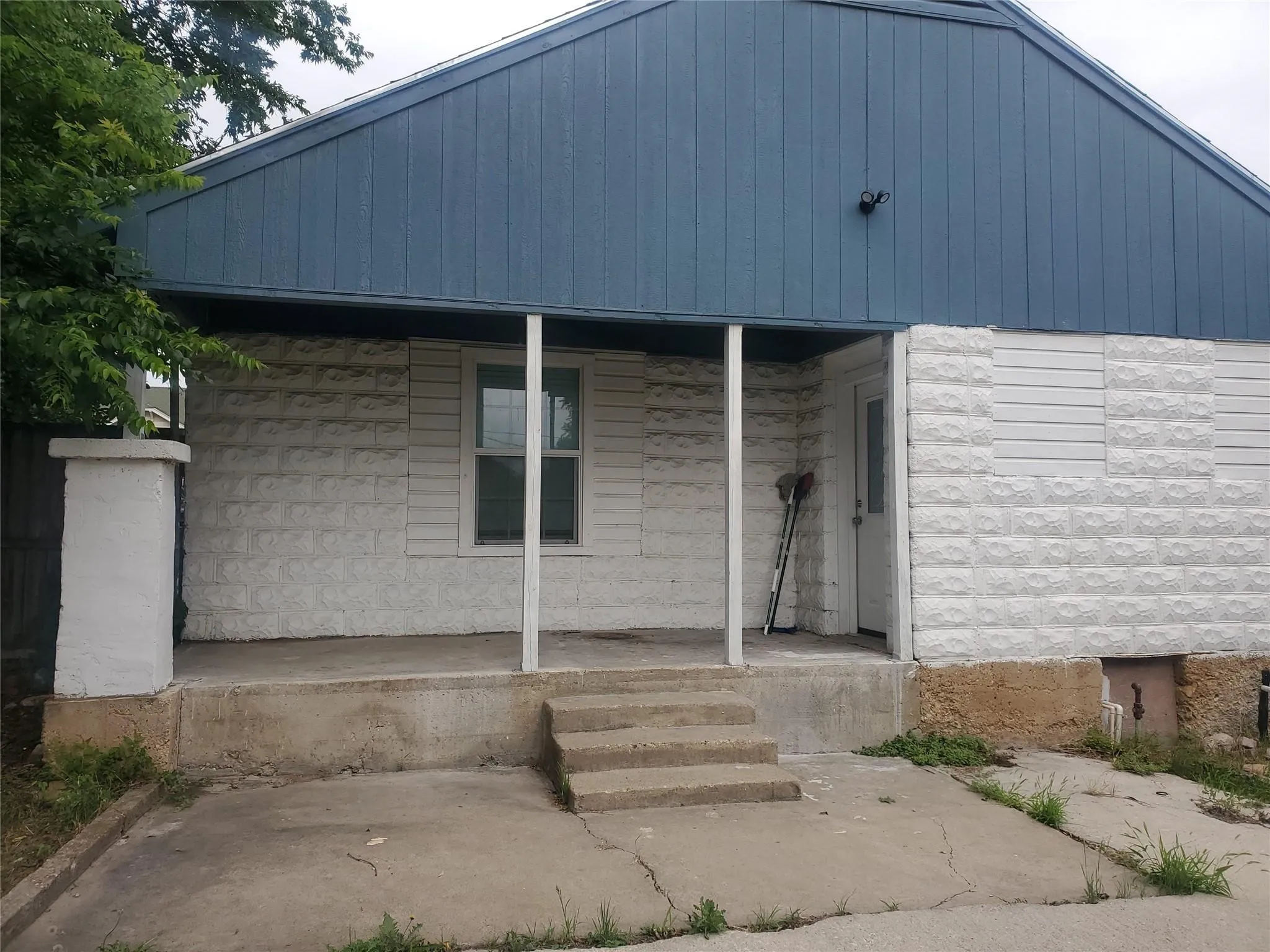 Single Family Residence For Rent in Tarrant County , 2204 Prairie Avenue, Fort Worth, Texas 76164, 3 Bedroom, 2 Bathroom, Garage spaces, 1,223 Sqft, built in 1928, mls#21390989, Real Estate Agent in Fort Worth, Homes For Rent in Tarrant county, Homes For Rent in Fort Worth, Realtor in Fort Worth Texas, Real Estate Brokerage Independent Realty Texas, Luminita Cordes Realtor