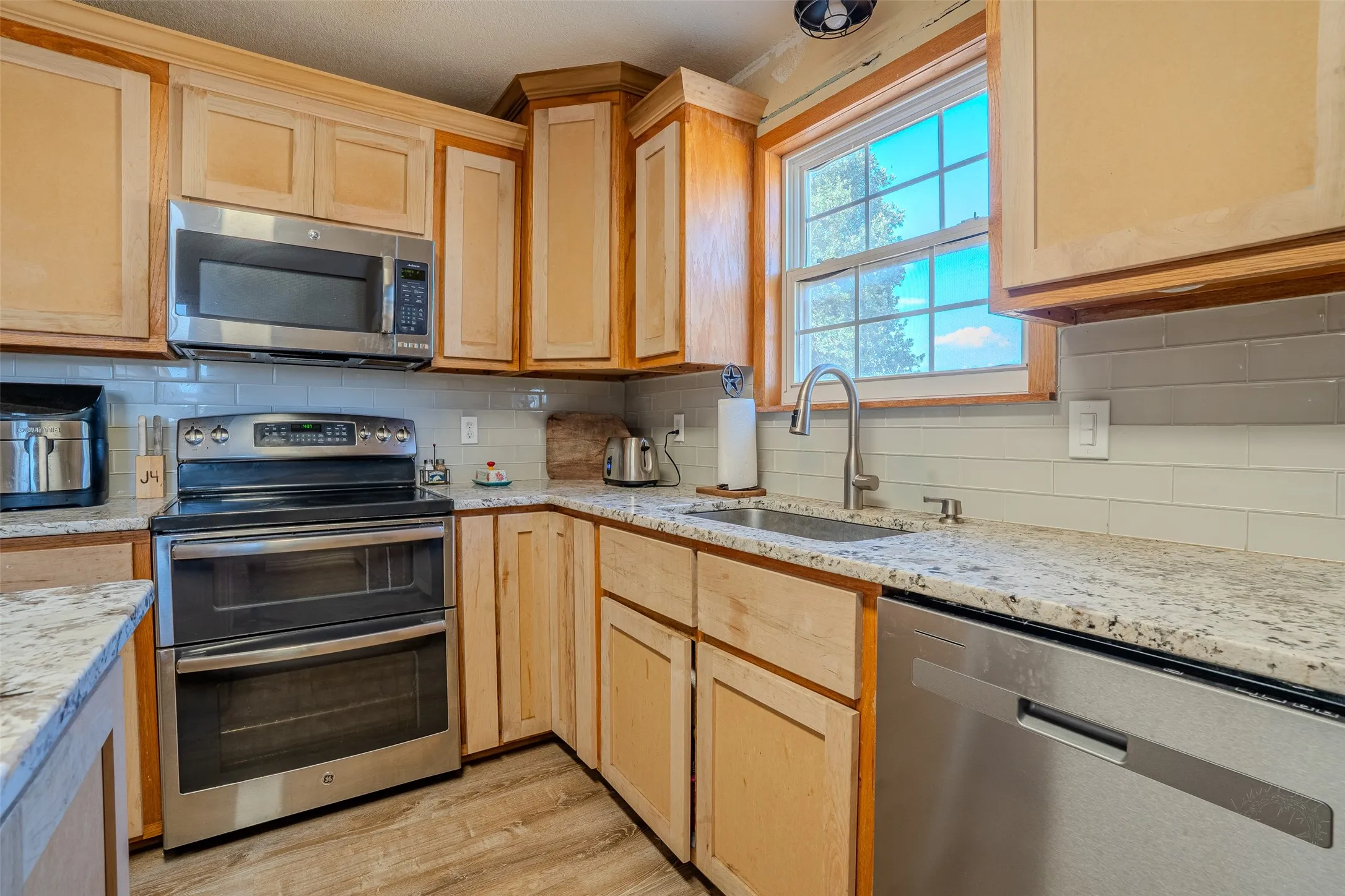 Single Family Residence For Sale in Hood County , 611 Billings Road, Tolar, Texas 76476, 4 Bedroom, 2 Bathroom, Garage spaces, 1,752 Sqft, built in 1983, mls#21390990, Real Estate Agent in Tolar, Homes For Sale in Hood county, Homes For Sale in Tolar, Realtor in Tolar Texas, Real Estate Brokerage Independent Realty Texas, Luminita Cordes Realtor