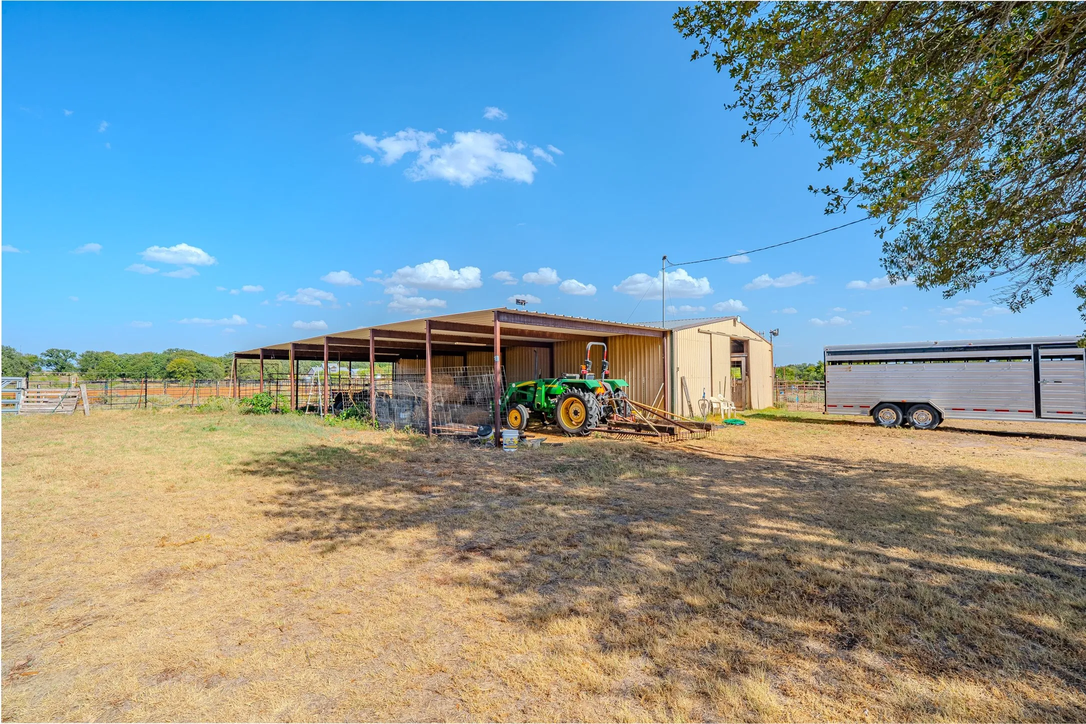 Single Family Residence For Sale in Hood County , 611 Billings Road, Tolar, Texas 76476, 4 Bedroom, 2 Bathroom, Garage spaces, 1,752 Sqft, built in 1983, mls#21390990, Real Estate Agent in Tolar, Homes For Sale in Hood county, Homes For Sale in Tolar, Realtor in Tolar Texas, Real Estate Brokerage Independent Realty Texas, Luminita Cordes Realtor