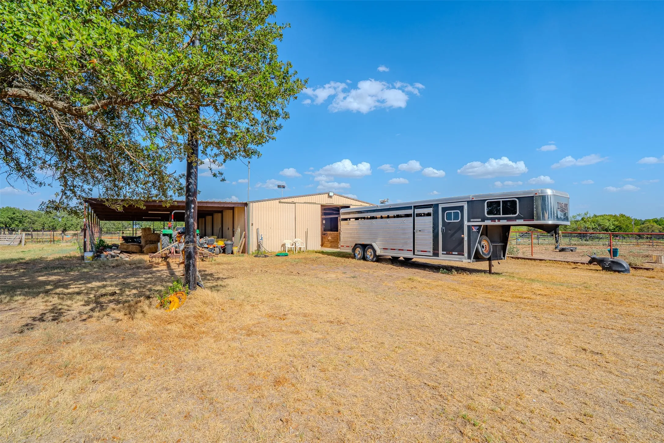 Single Family Residence For Sale in Hood County , 611 Billings Road, Tolar, Texas 76476, 4 Bedroom, 2 Bathroom, Garage spaces, 1,752 Sqft, built in 1983, mls#21390990, Real Estate Agent in Tolar, Homes For Sale in Hood county, Homes For Sale in Tolar, Realtor in Tolar Texas, Real Estate Brokerage Independent Realty Texas, Luminita Cordes Realtor