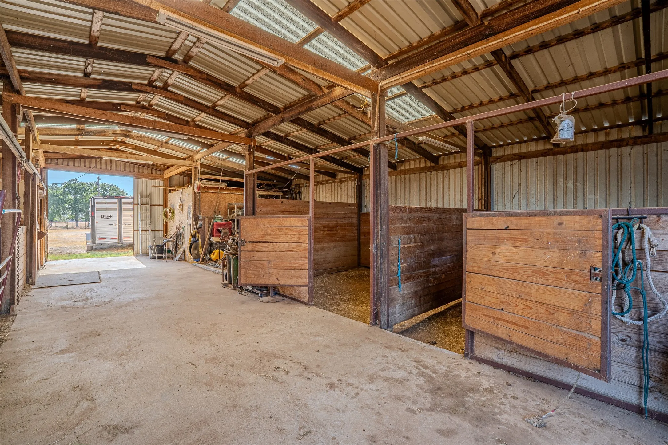 Single Family Residence For Sale in Hood County , 611 Billings Road, Tolar, Texas 76476, 4 Bedroom, 2 Bathroom, Garage spaces, 1,752 Sqft, built in 1983, mls#21390990, Real Estate Agent in Tolar, Homes For Sale in Hood county, Homes For Sale in Tolar, Realtor in Tolar Texas, Real Estate Brokerage Independent Realty Texas, Luminita Cordes Realtor
