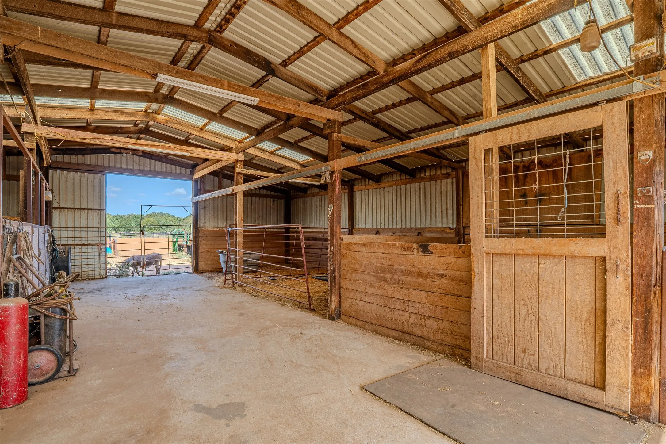 Single Family Residence For Sale in Hood County , 611 Billings Road, Tolar, Texas 76476, 4 Bedroom, 2 Bathroom, Garage spaces, 1,752 Sqft, built in 1983, mls#21390990, Real Estate Agent in Tolar, Homes For Sale in Hood county, Homes For Sale in Tolar, Realtor in Tolar Texas, Real Estate Brokerage Independent Realty Texas, Luminita Cordes Realtor