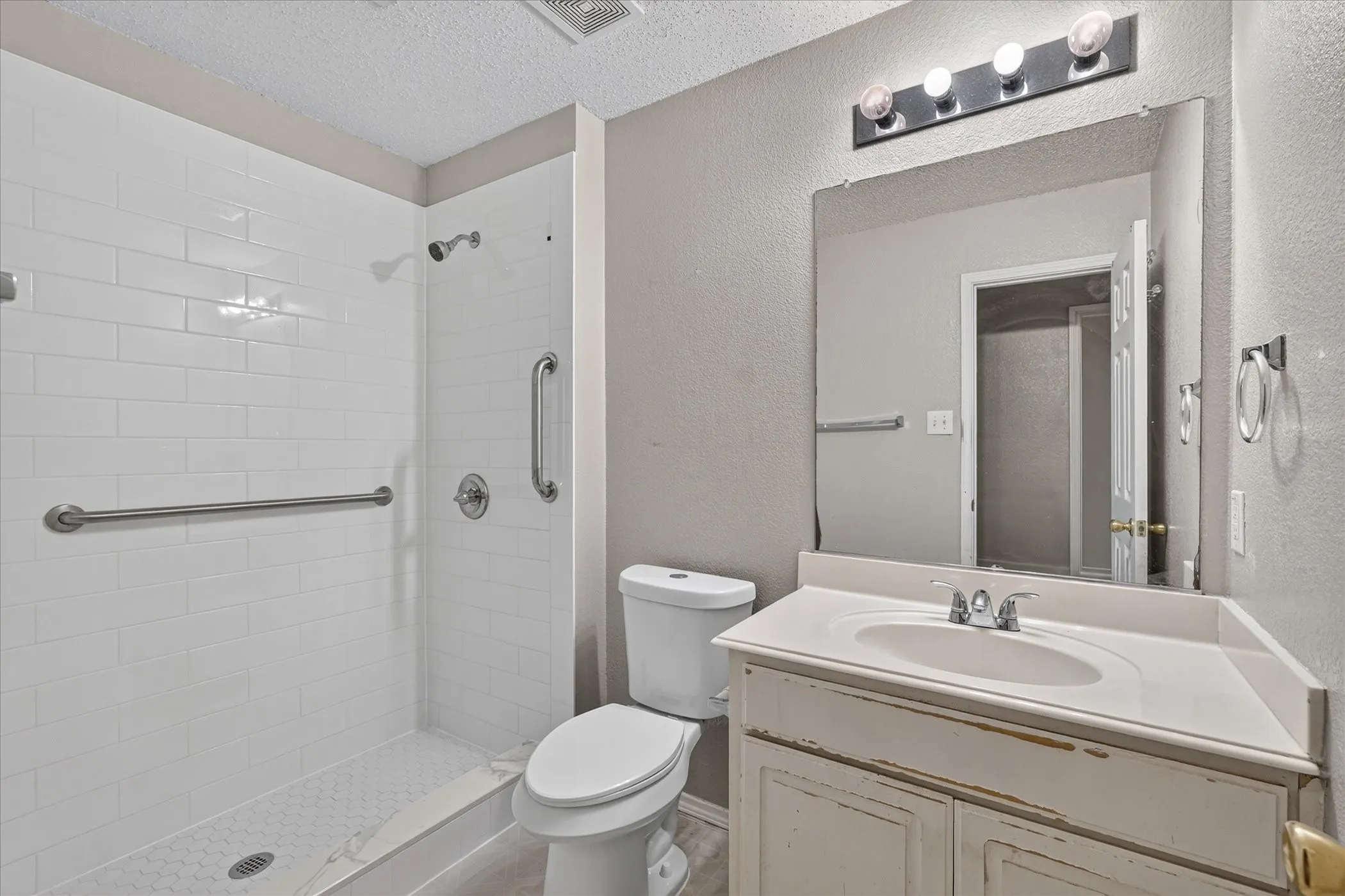 Single Family Residence For Sale in Rockwall County , 2828 Clear Creek Drive, Rockwall, Texas 75032, 4 Bedroom, 3 Bathroom, 2 Garage spaces, 2,844 Sqft, built in 2003, mls#21389669, Real Estate Agent in Rockwall, Homes For Sale in Rockwall county, Homes For Sale in Rockwall, Realtor in Rockwall Texas, Real Estate Brokerage Independent Realty Texas, Luminita Cordes Realtor