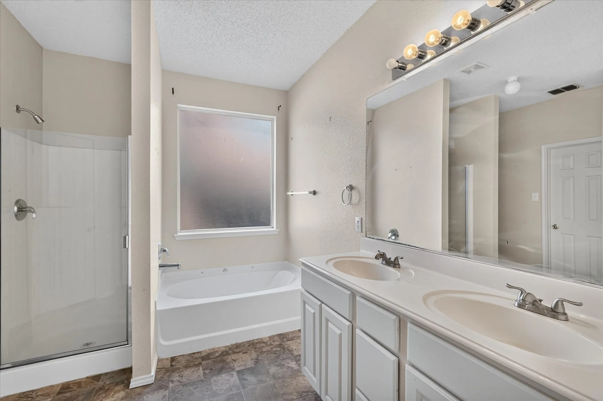 Single Family Residence For Sale in Rockwall County , 2828 Clear Creek Drive, Rockwall, Texas 75032, 4 Bedroom, 3 Bathroom, 2 Garage spaces, 2,844 Sqft, built in 2003, mls#21389669, Real Estate Agent in Rockwall, Homes For Sale in Rockwall county, Homes For Sale in Rockwall, Realtor in Rockwall Texas, Real Estate Brokerage Independent Realty Texas, Luminita Cordes Realtor