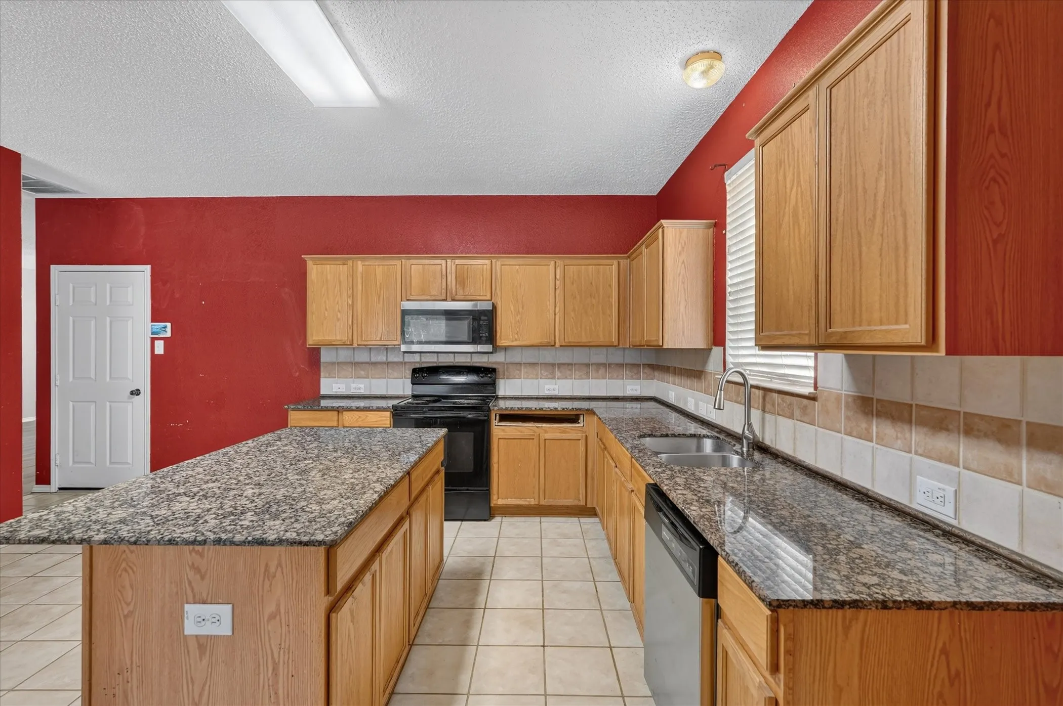 Single Family Residence For Sale in Rockwall County , 2828 Clear Creek Drive, Rockwall, Texas 75032, 4 Bedroom, 3 Bathroom, 2 Garage spaces, 2,844 Sqft, built in 2003, mls#21389669, Real Estate Agent in Rockwall, Homes For Sale in Rockwall county, Homes For Sale in Rockwall, Realtor in Rockwall Texas, Real Estate Brokerage Independent Realty Texas, Luminita Cordes Realtor