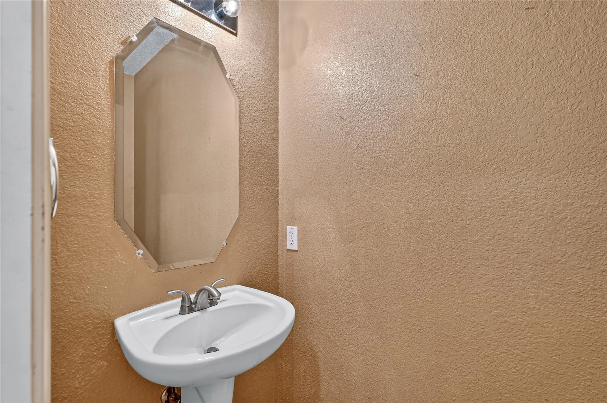 Single Family Residence For Sale in Rockwall County , 2828 Clear Creek Drive, Rockwall, Texas 75032, 4 Bedroom, 3 Bathroom, 2 Garage spaces, 2,844 Sqft, built in 2003, mls#21389669, Real Estate Agent in Rockwall, Homes For Sale in Rockwall county, Homes For Sale in Rockwall, Realtor in Rockwall Texas, Real Estate Brokerage Independent Realty Texas, Luminita Cordes Realtor