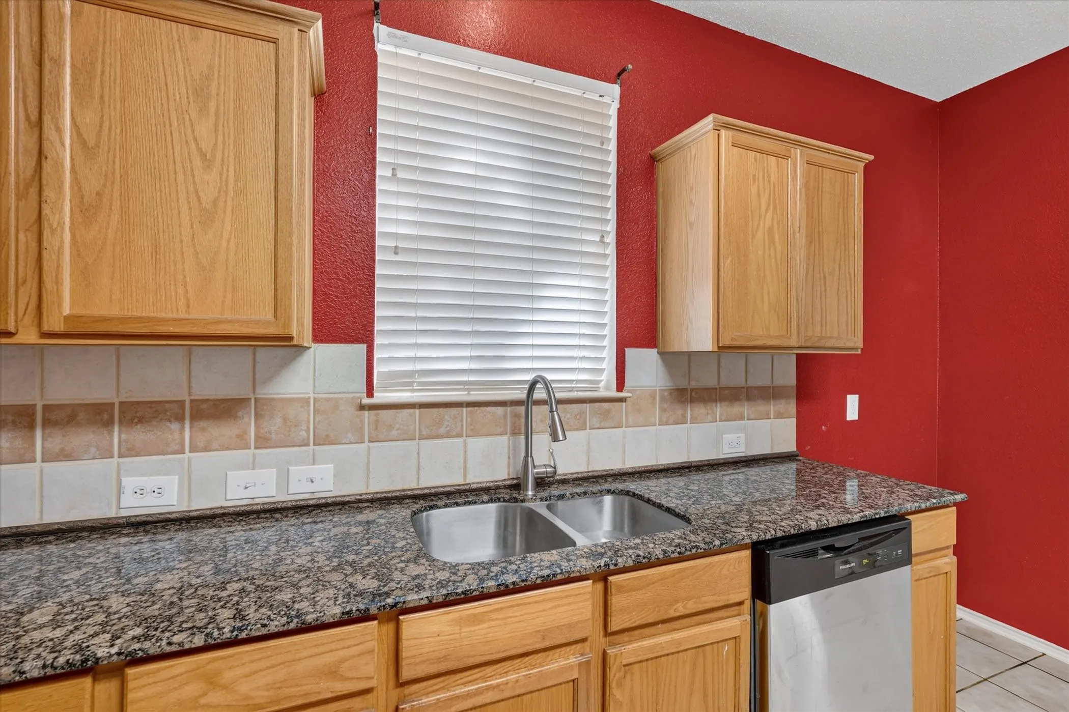 Single Family Residence For Sale in Rockwall County , 2828 Clear Creek Drive, Rockwall, Texas 75032, 4 Bedroom, 3 Bathroom, 2 Garage spaces, 2,844 Sqft, built in 2003, mls#21389669, Real Estate Agent in Rockwall, Homes For Sale in Rockwall county, Homes For Sale in Rockwall, Realtor in Rockwall Texas, Real Estate Brokerage Independent Realty Texas, Luminita Cordes Realtor
