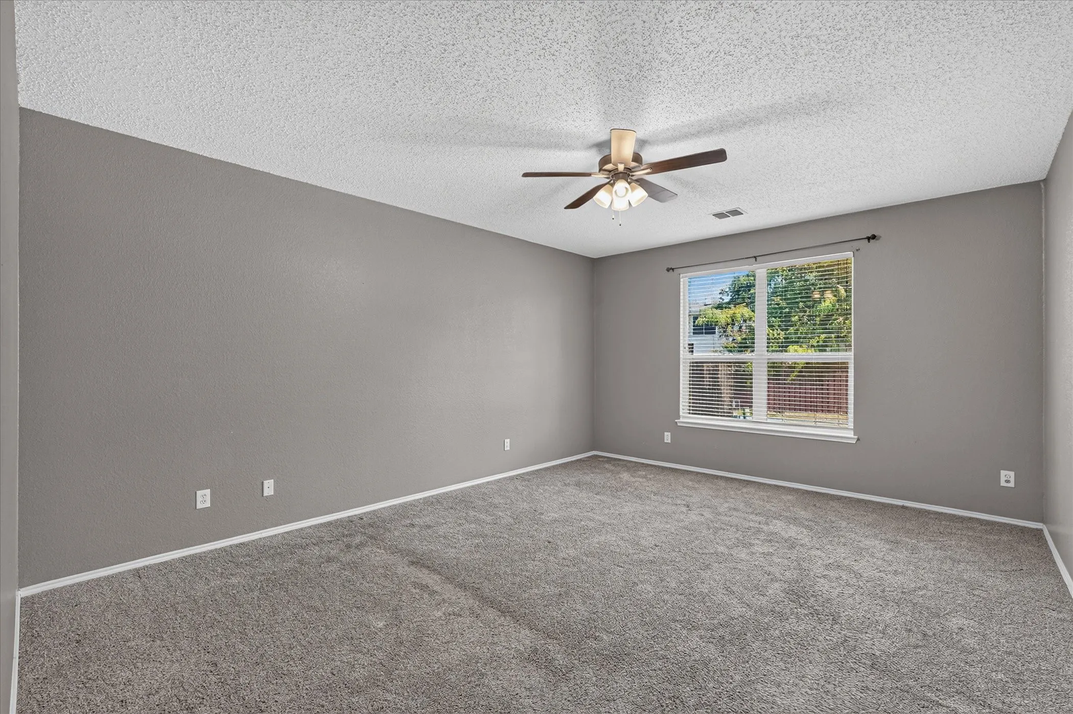 Single Family Residence For Sale in Rockwall County , 2828 Clear Creek Drive, Rockwall, Texas 75032, 4 Bedroom, 3 Bathroom, 2 Garage spaces, 2,844 Sqft, built in 2003, mls#21389669, Real Estate Agent in Rockwall, Homes For Sale in Rockwall county, Homes For Sale in Rockwall, Realtor in Rockwall Texas, Real Estate Brokerage Independent Realty Texas, Luminita Cordes Realtor