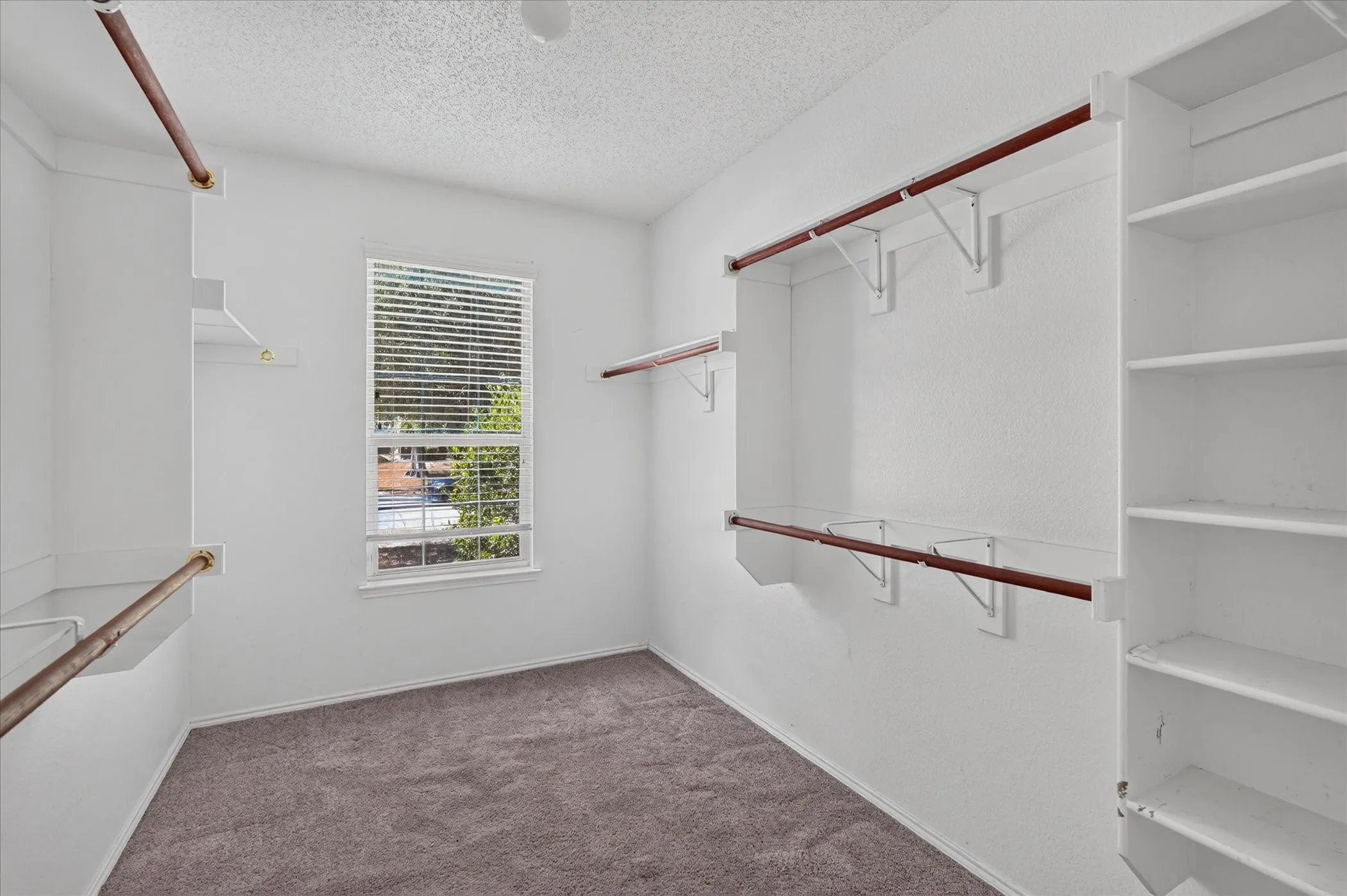 Single Family Residence For Sale in Rockwall County , 2828 Clear Creek Drive, Rockwall, Texas 75032, 4 Bedroom, 3 Bathroom, 2 Garage spaces, 2,844 Sqft, built in 2003, mls#21389669, Real Estate Agent in Rockwall, Homes For Sale in Rockwall county, Homes For Sale in Rockwall, Realtor in Rockwall Texas, Real Estate Brokerage Independent Realty Texas, Luminita Cordes Realtor