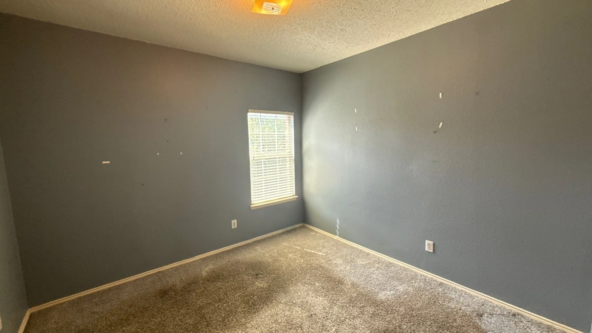Recessed window with blinds
